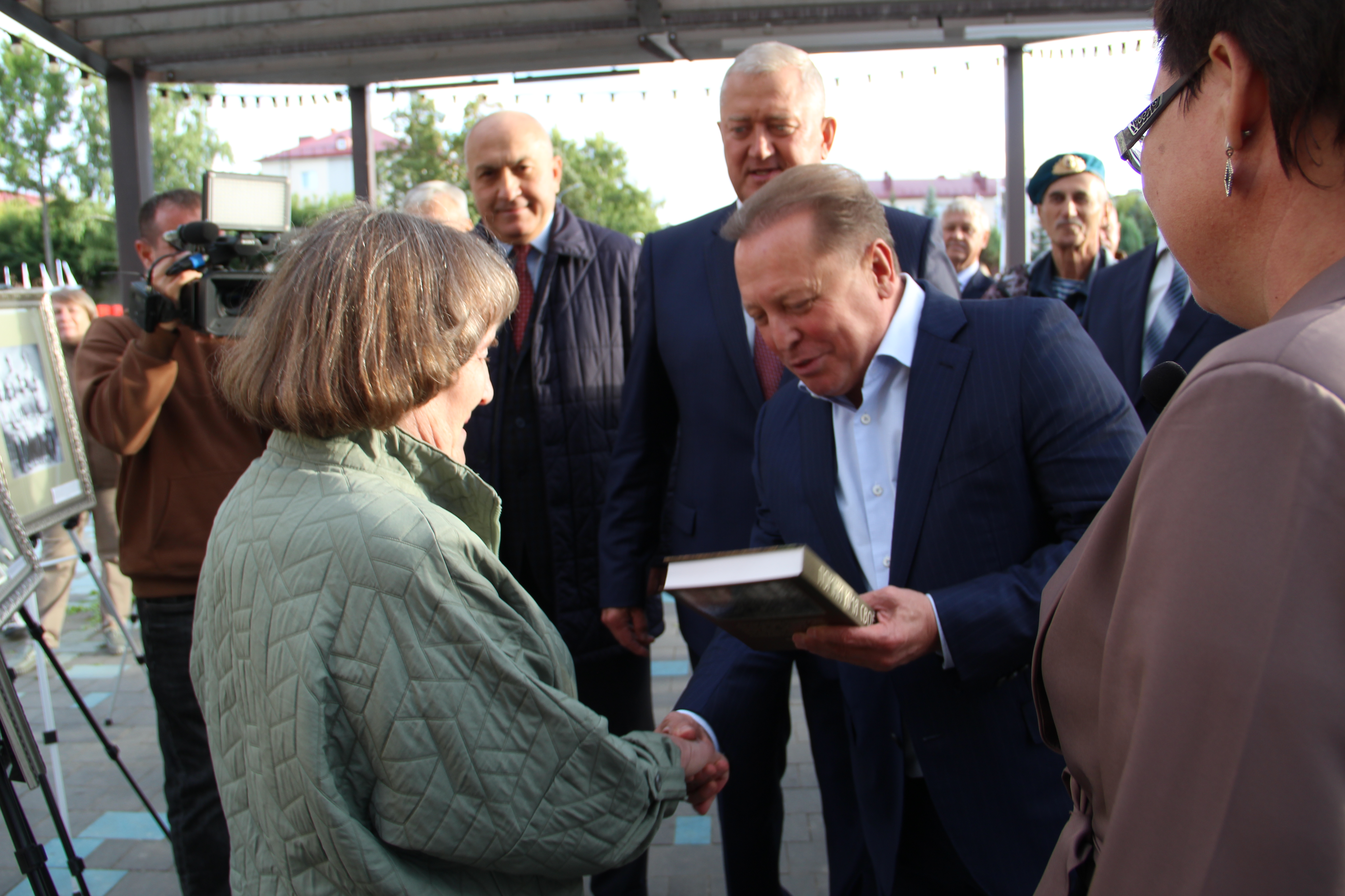фото: автора, вручение подарка 