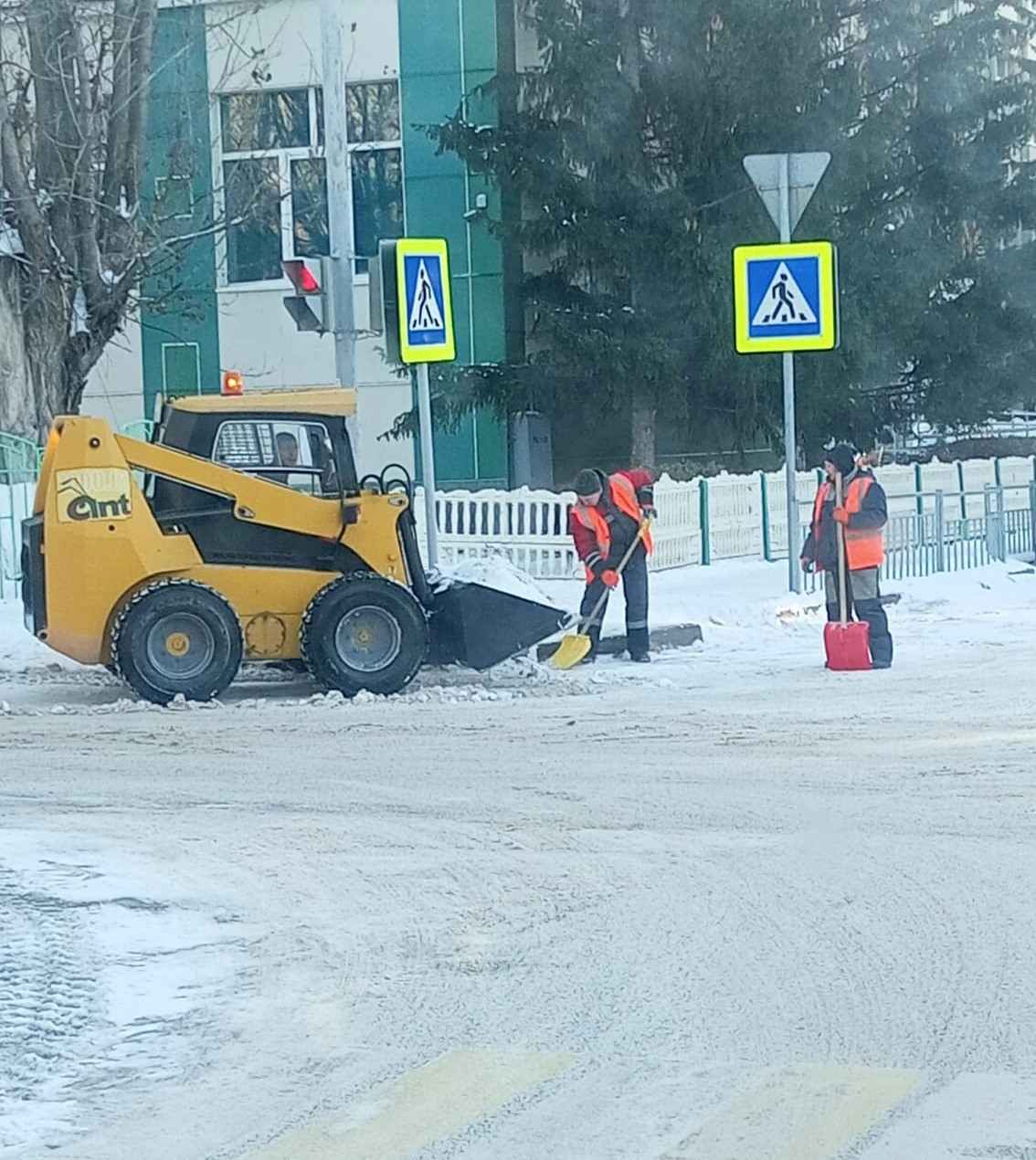 Дорожники убирают снег в Заинске уже с ноября