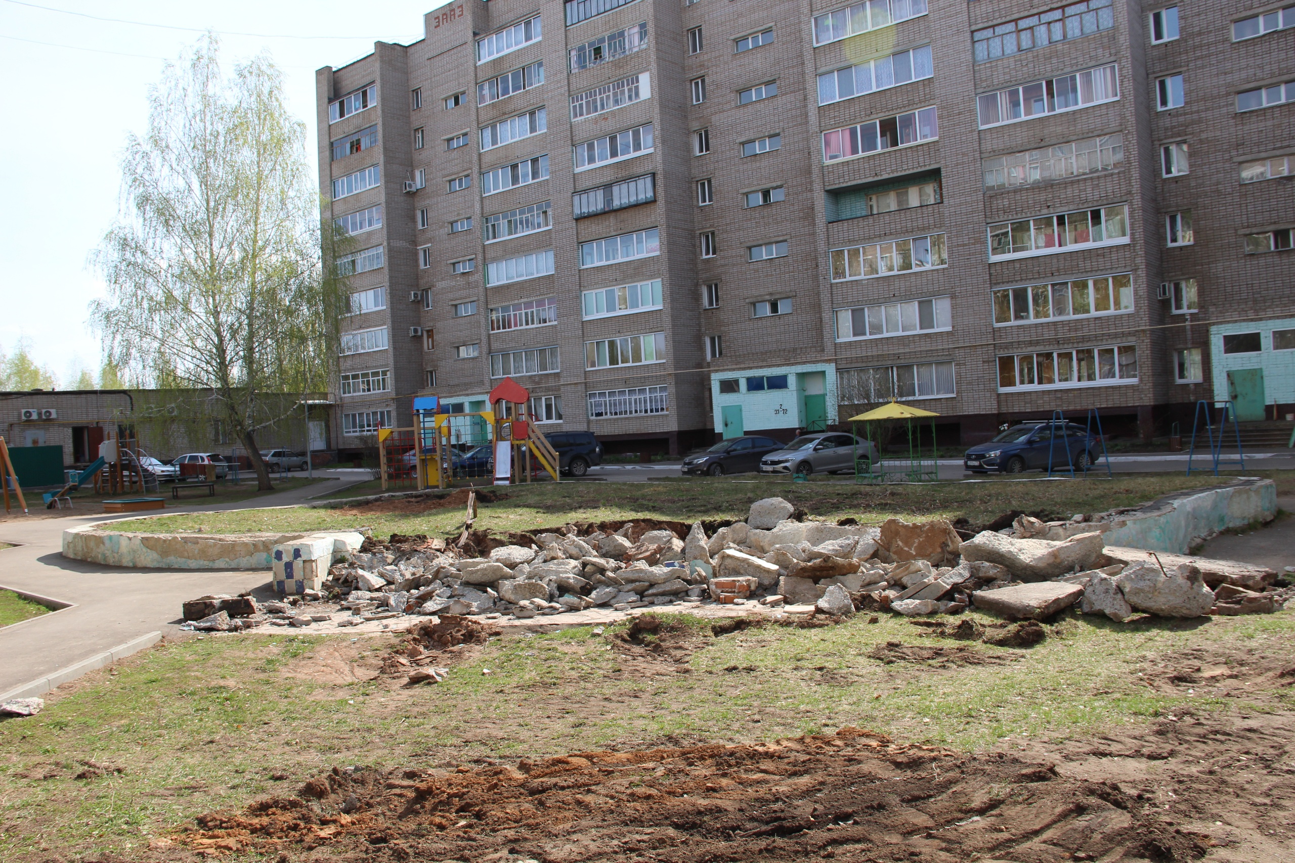 В Заинске проводится комплексное благоустройство трех дворов | 25.04.2023 |  Заинск - БезФормата