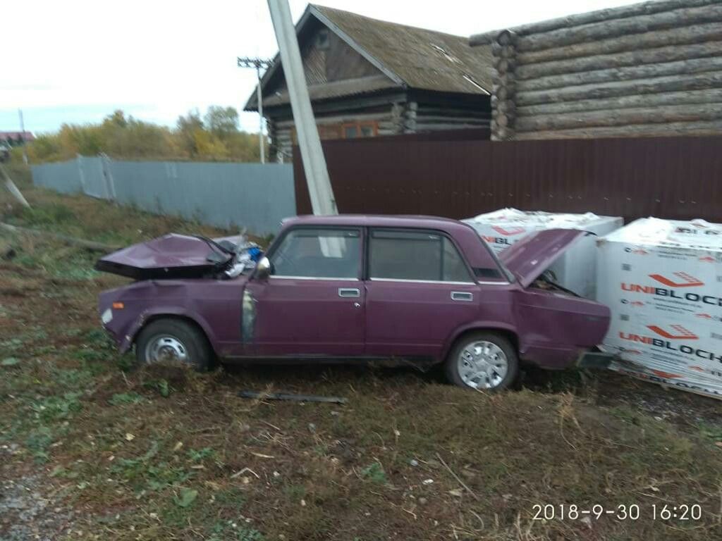 В одной из деревень Заинского района автомобиль врезался в столб
