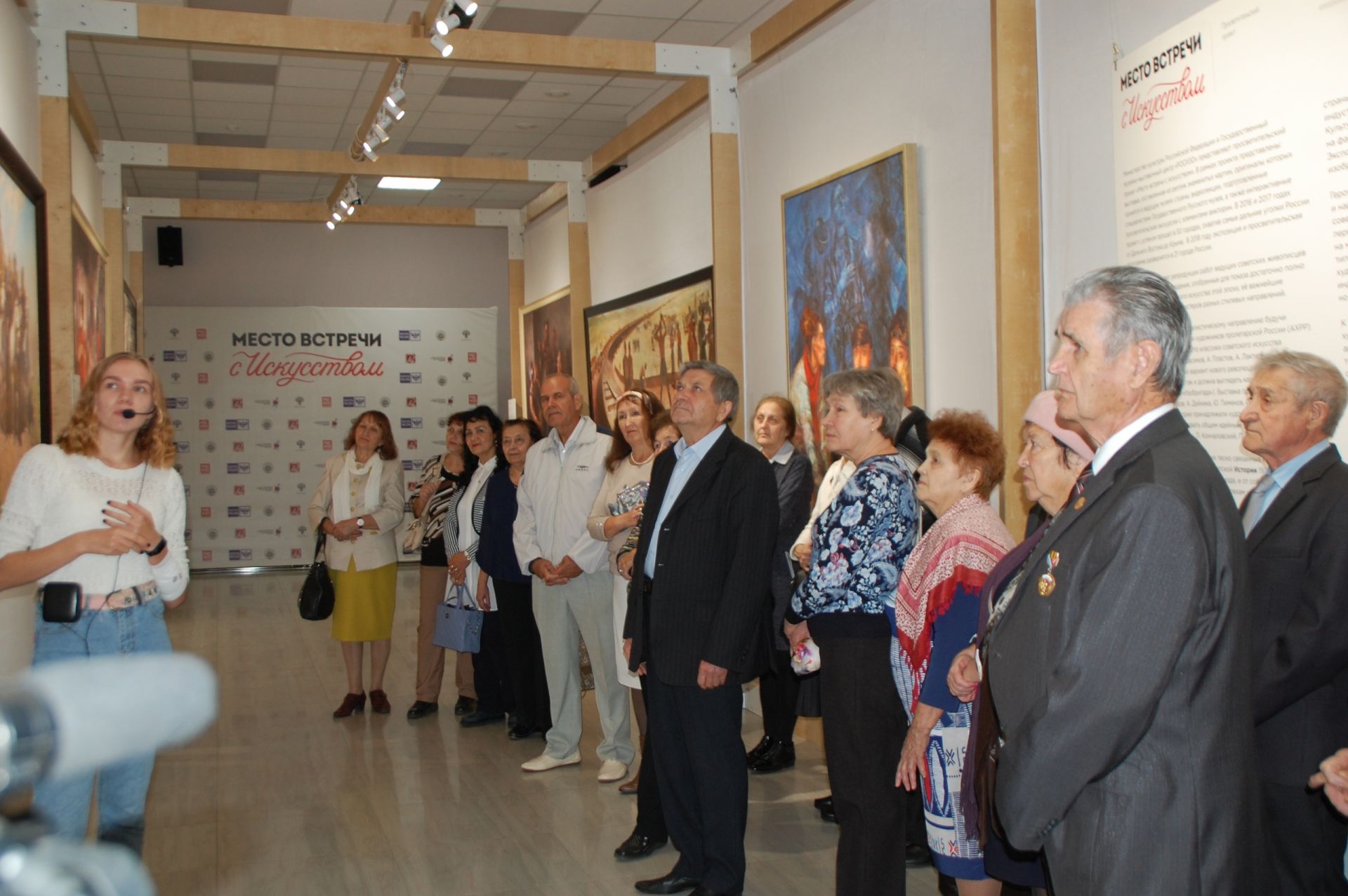 Заинские пенсионеры посетили выставку "Место встречи с искусством"