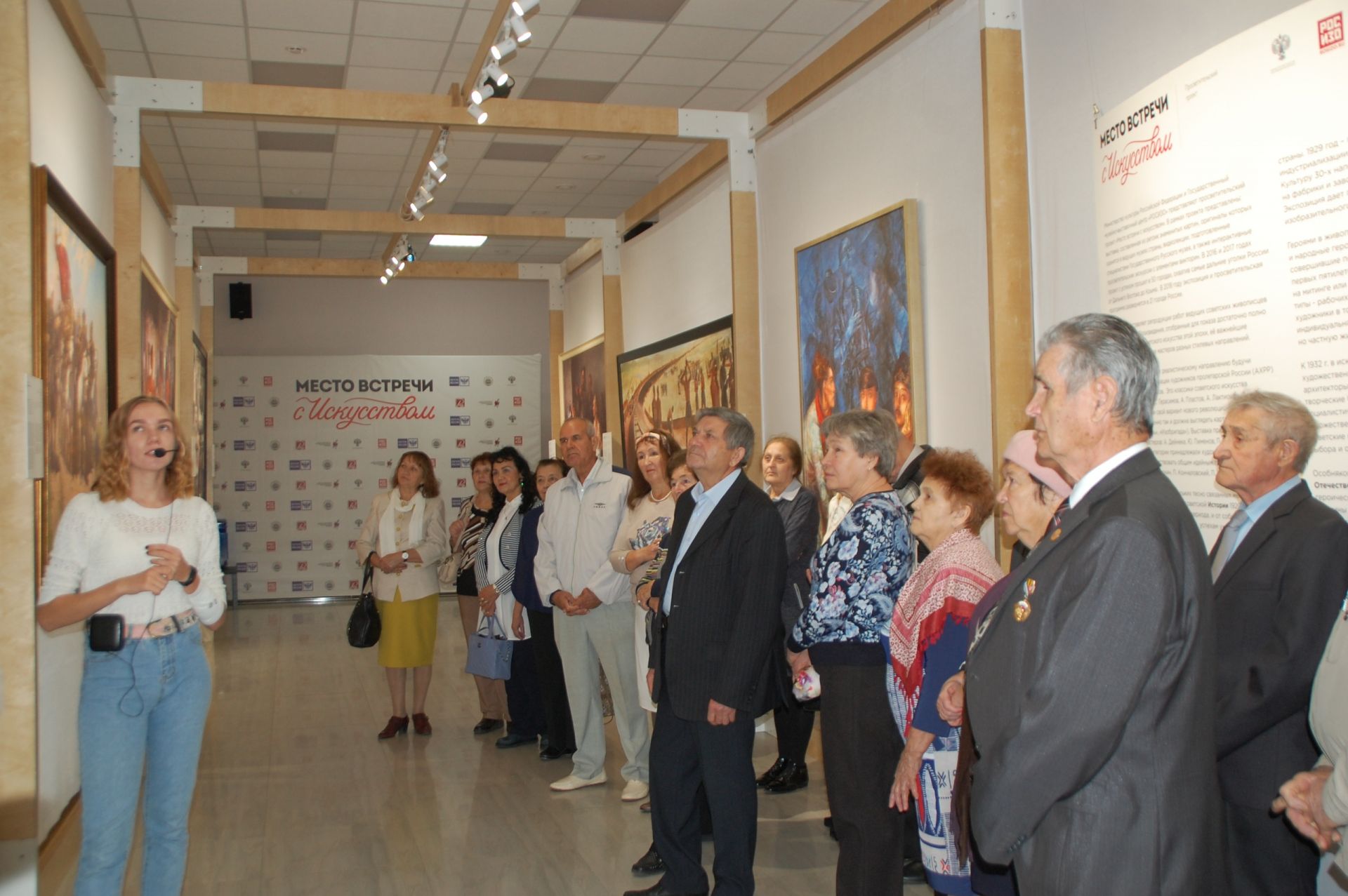 Заинские пенсионеры посетили выставку "Место встречи с искусством"