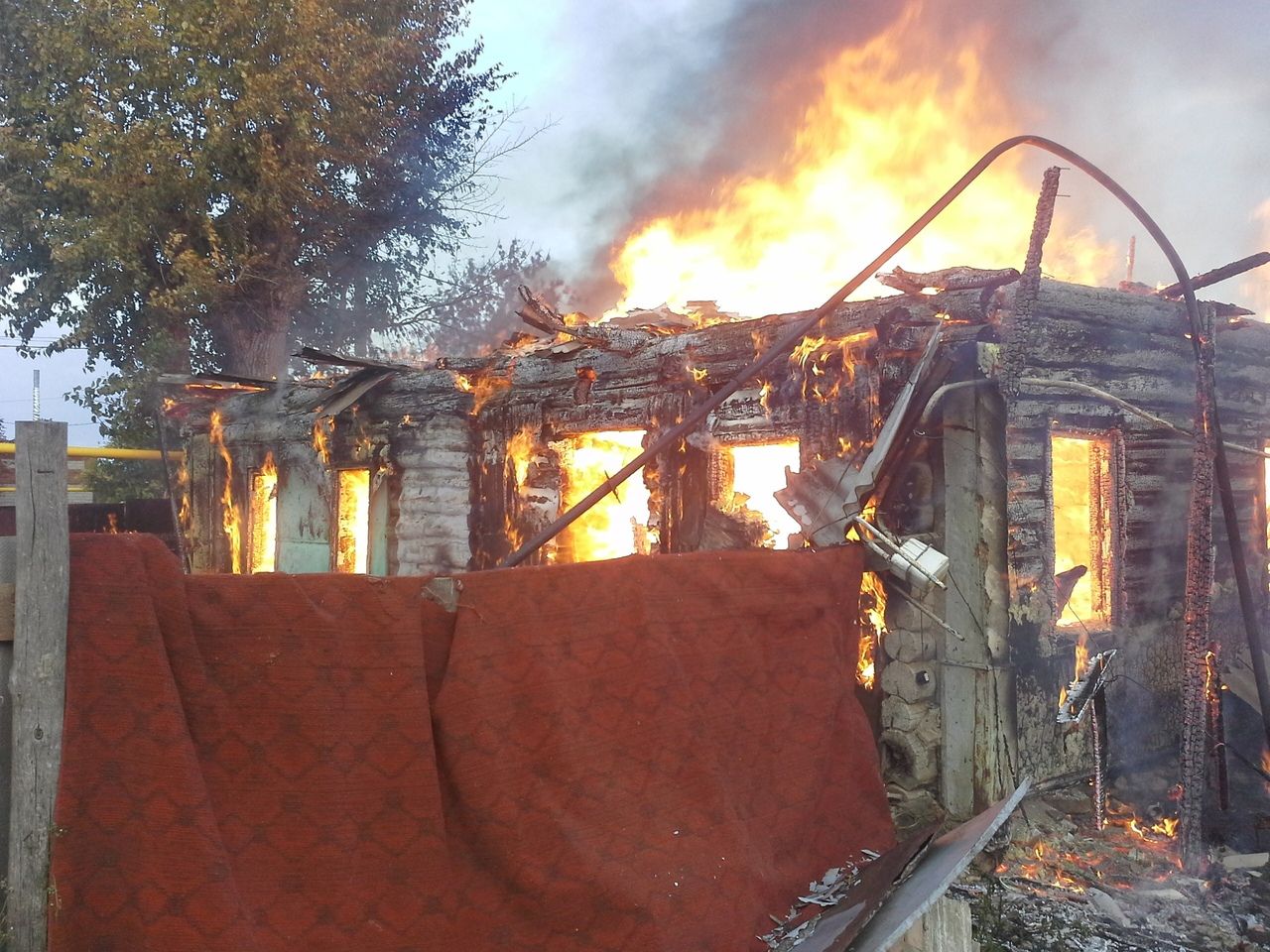 В деревне Светлое озеро сгорел дом