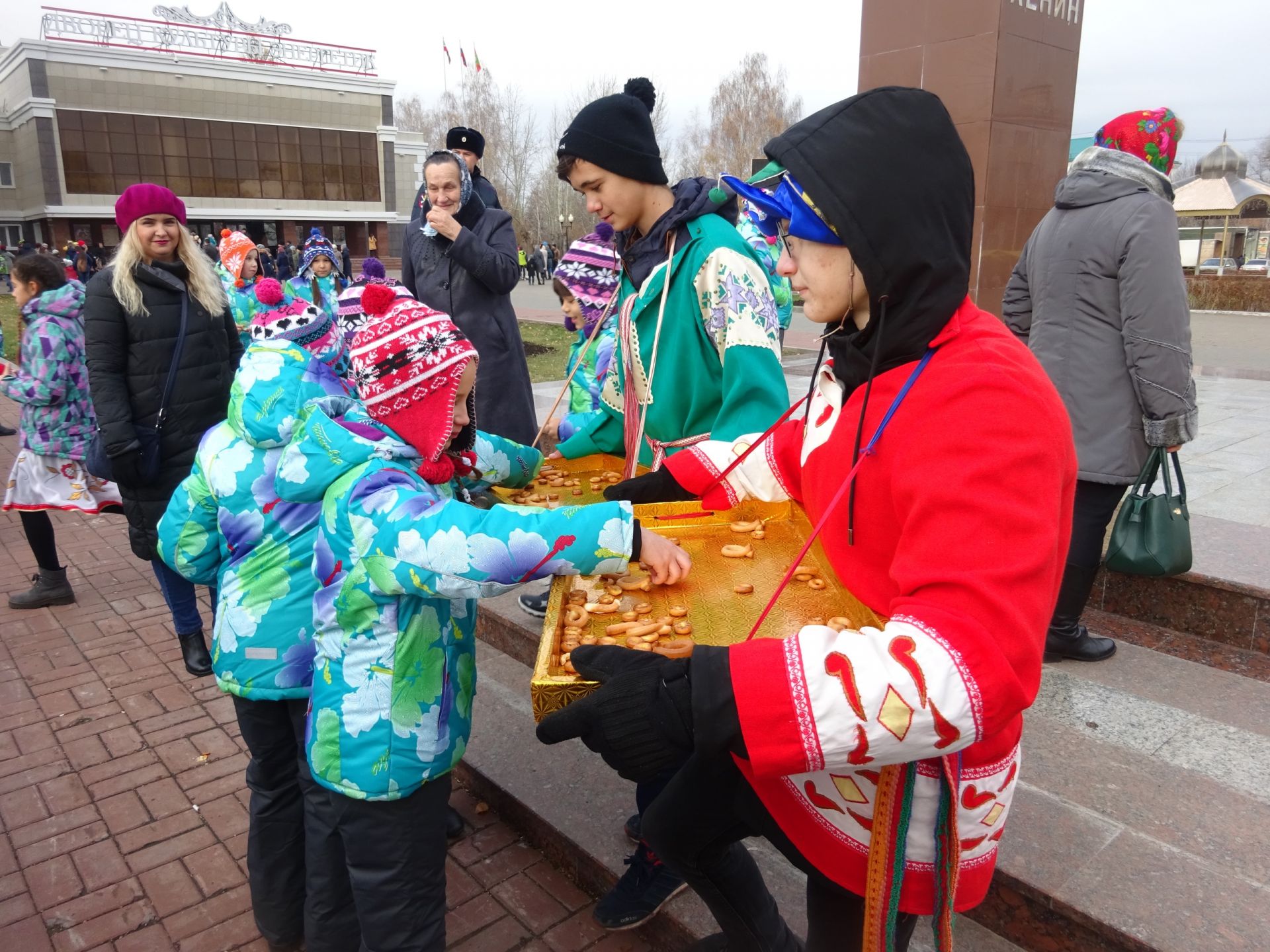 День народного единства и День конституции республики Татарстан заинцы отметили на площади ДК «Энергетик»