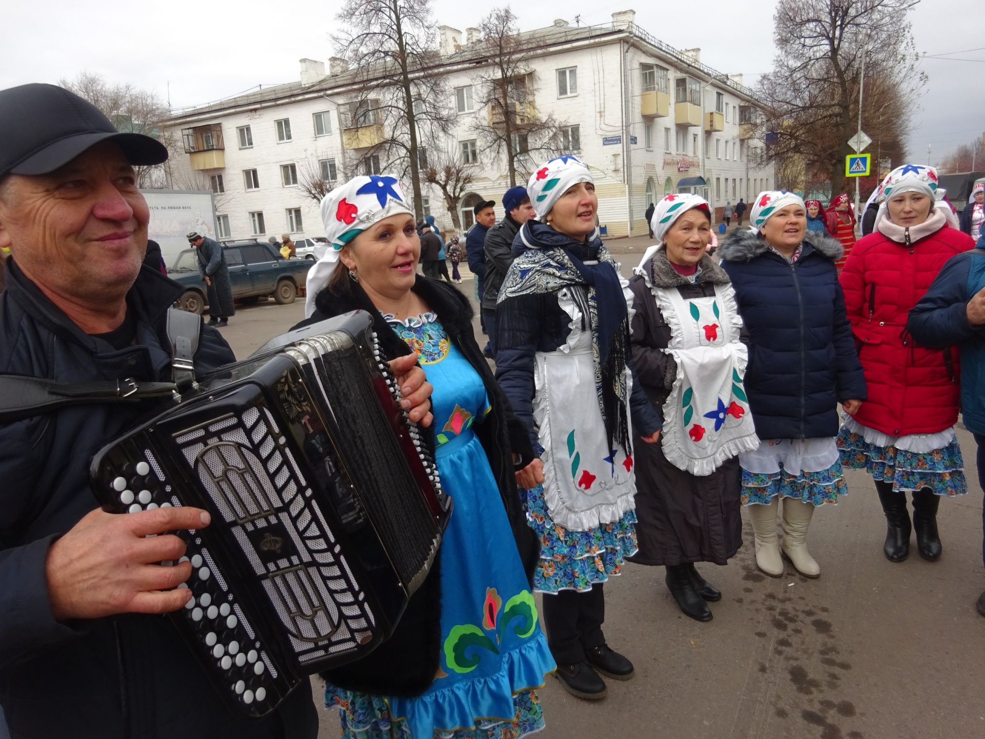 День народного единства и День конституции республики Татарстан заинцы отметили на площади ДК «Энергетик»
