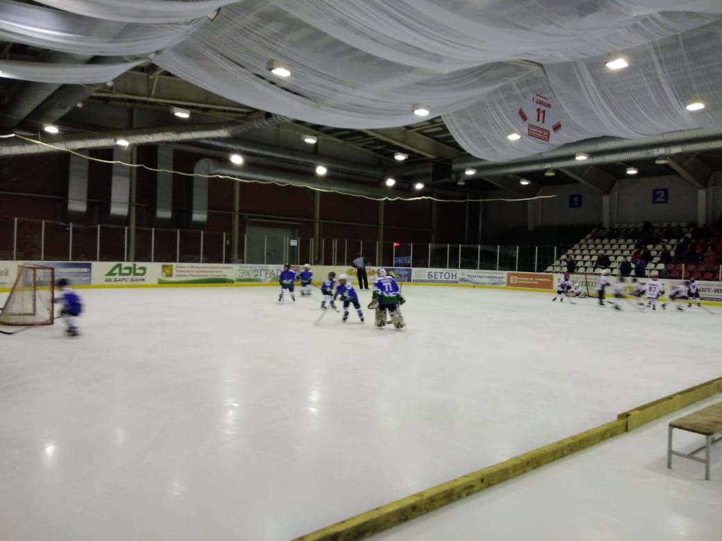 В Ледовом дворце прошли хоккейные матчи в "полполя"