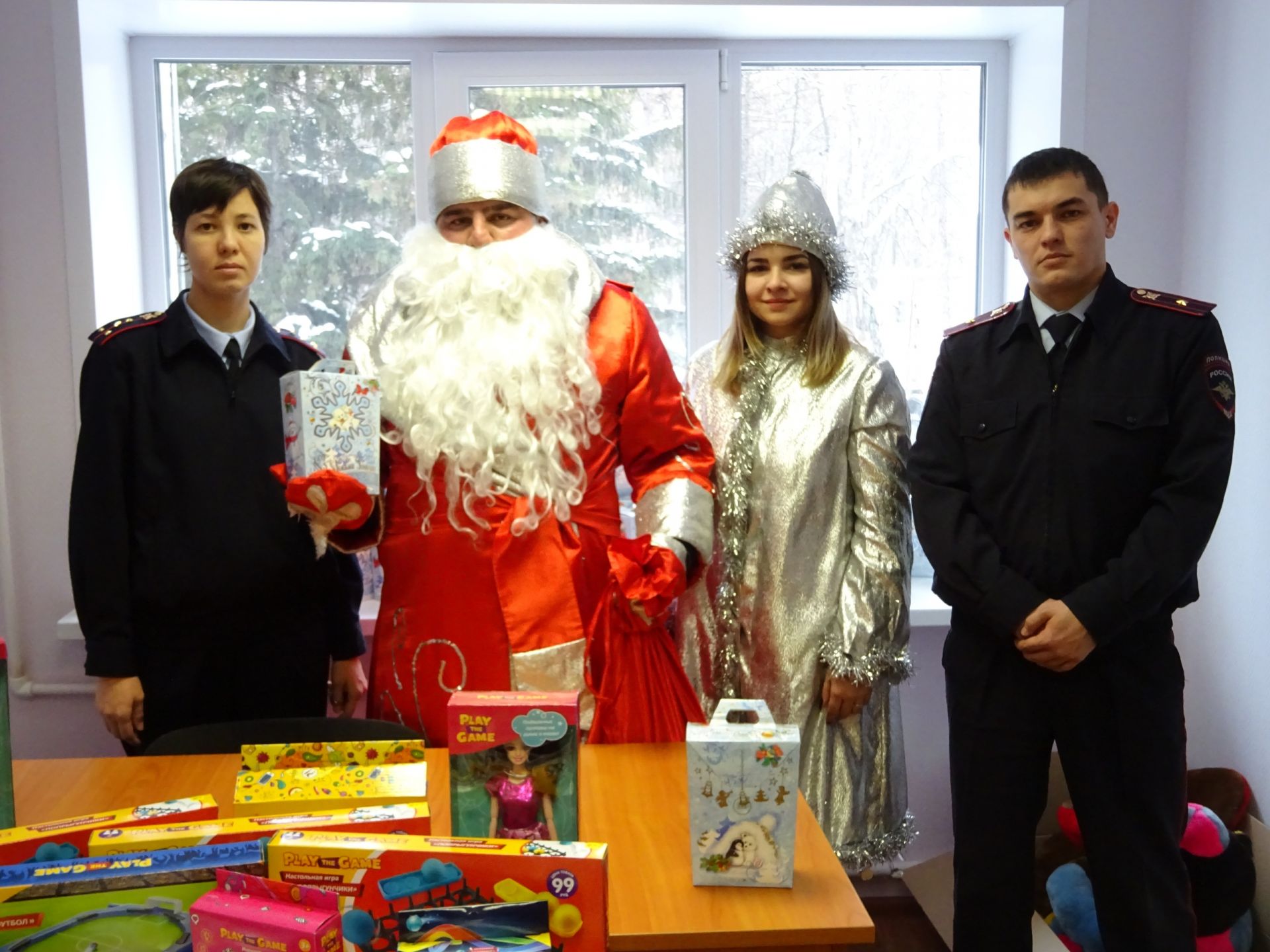 Полицейский Дед Мороз посетил детей из неблагополучных семей