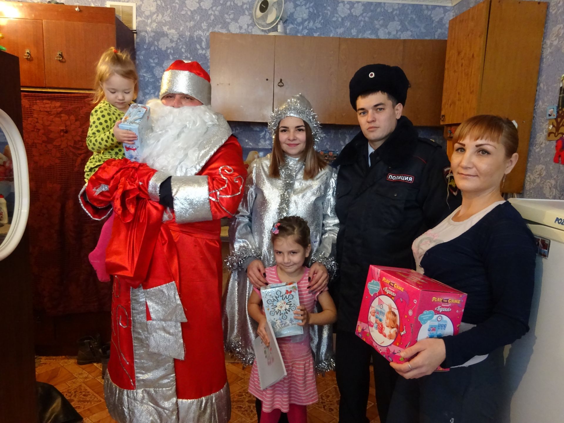 Полицейский Дед Мороз посетил детей из неблагополучных семей