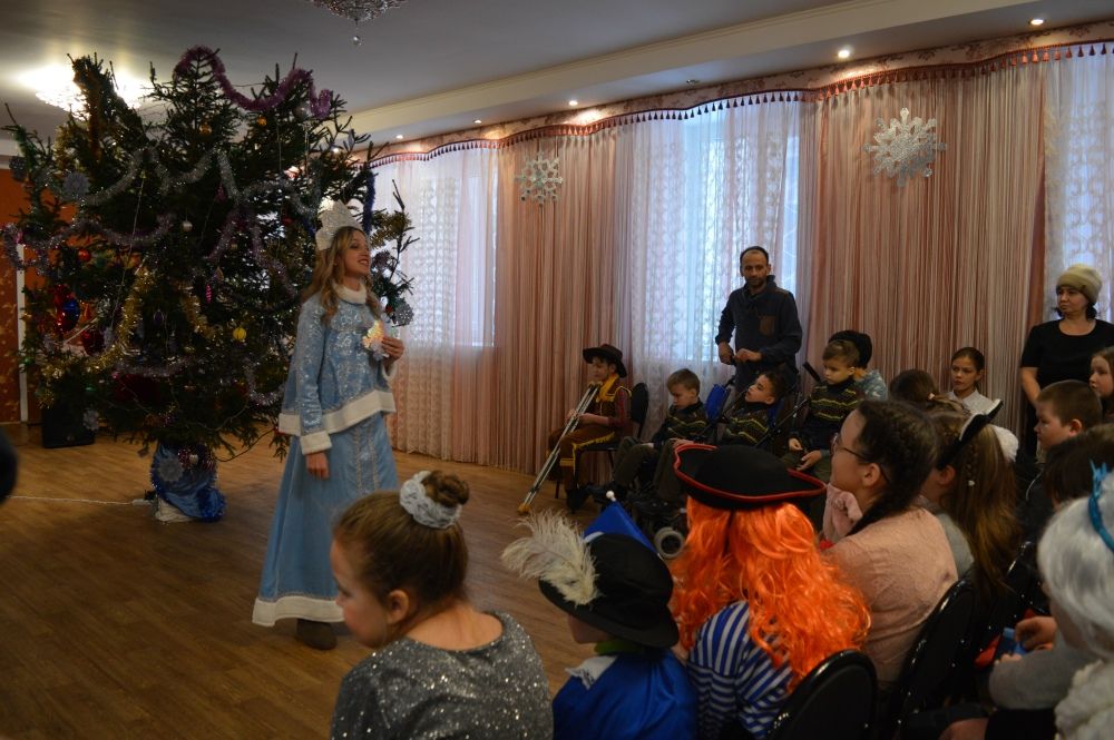 Специалисты заинского центра «Радость» подарили детям сказку