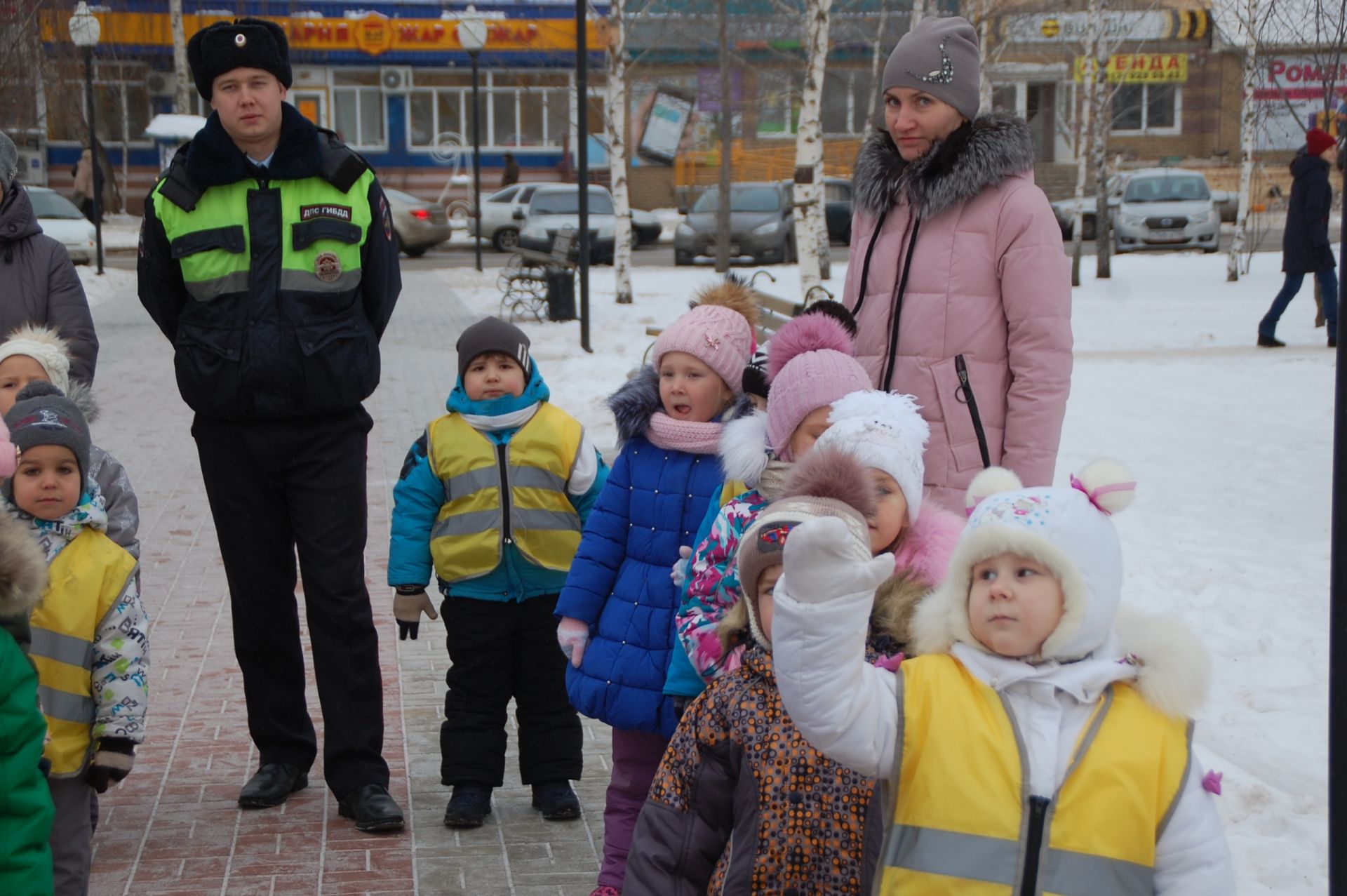 Дети станцевали возле детского сада, чтобы стать заметными