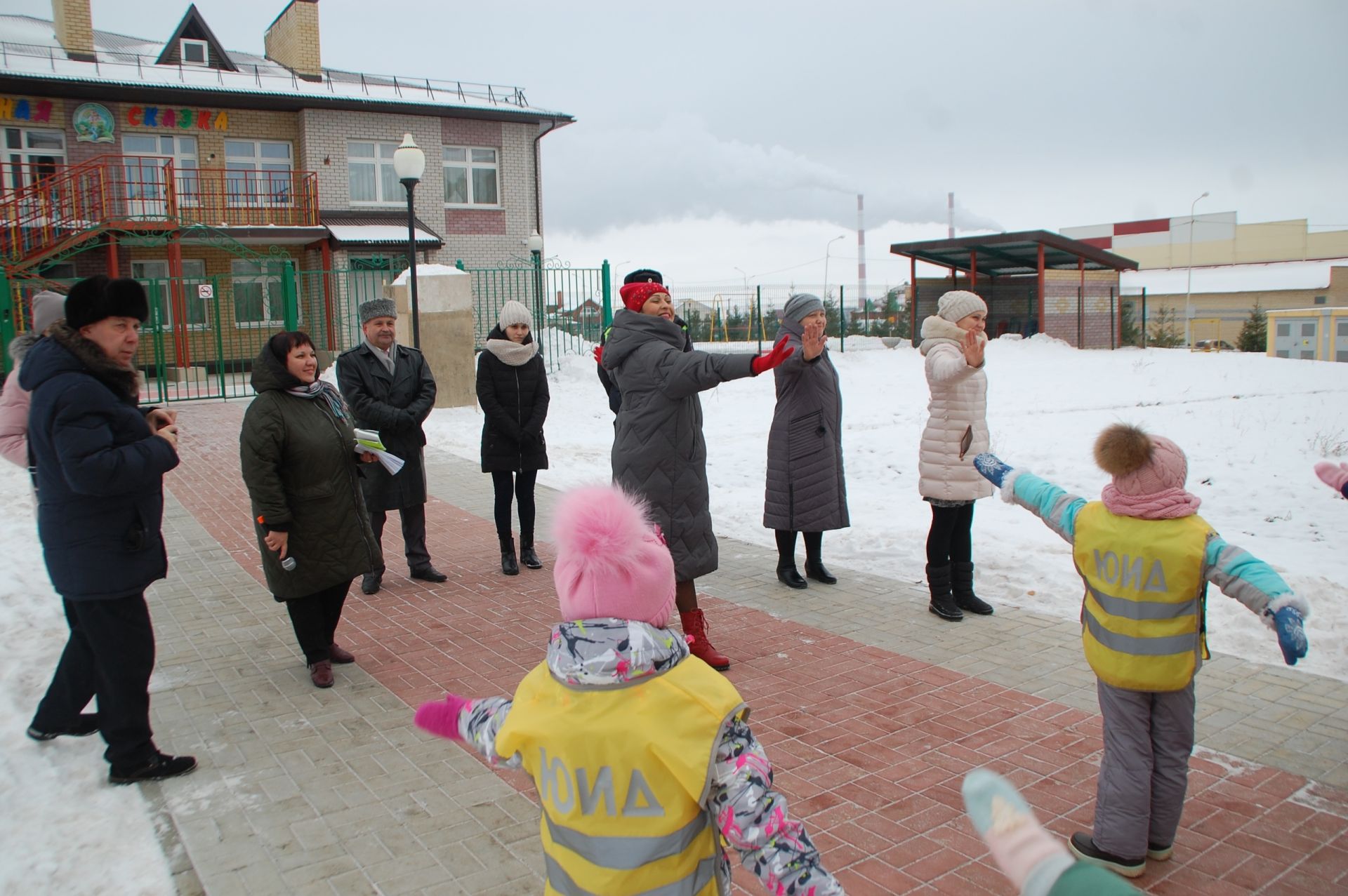 Дети станцевали возле детского сада, чтобы стать заметными
