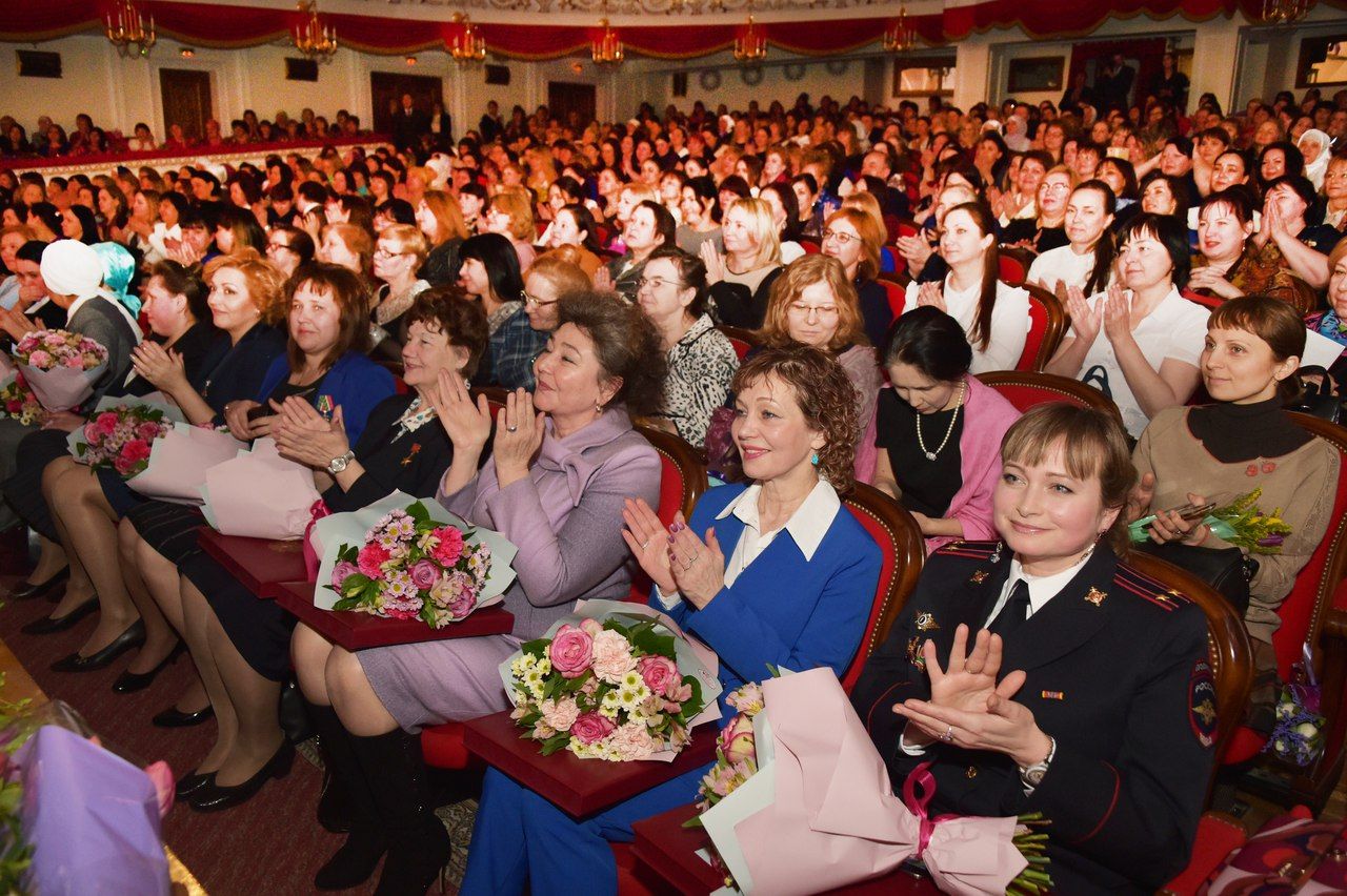 Президент Татарстана поздравил заинских женщин с праздником