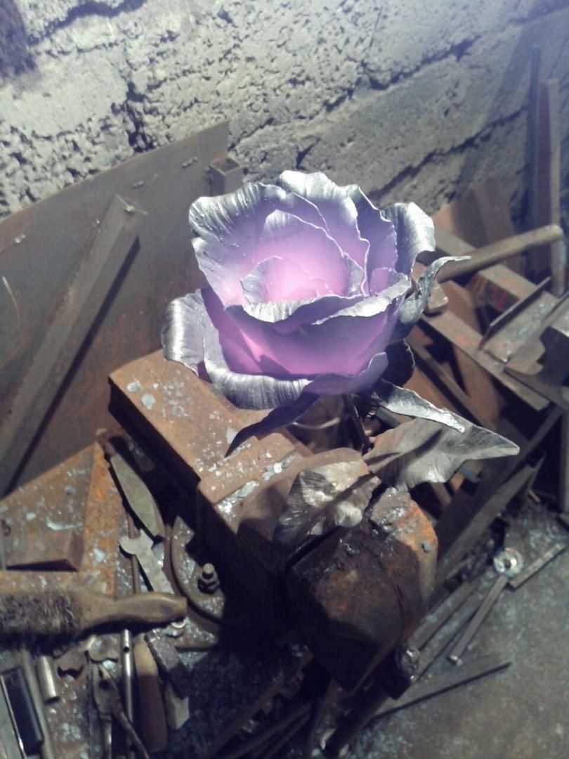 Заинец подарил маме хрупкую розу из стали