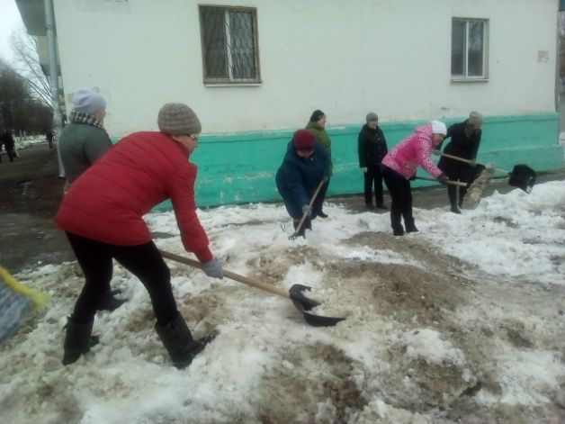 Заинцы начали уборку территорий с ворошения снега