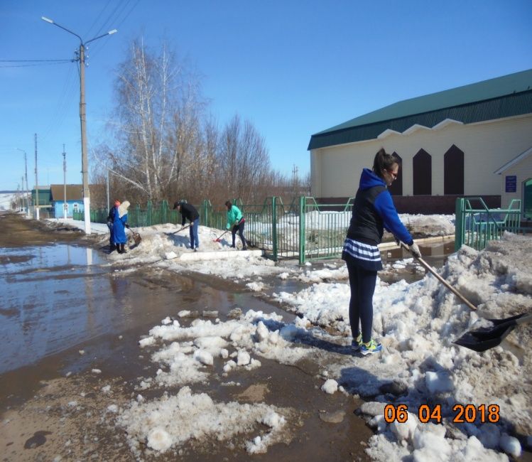 Заинцы начали уборку территорий с ворошения снега