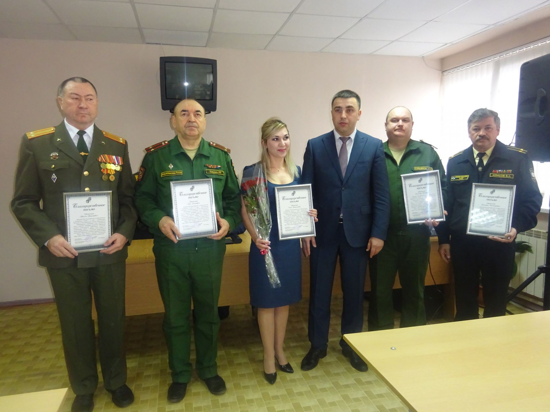 Глава района поздравил военкомат со 100-летием