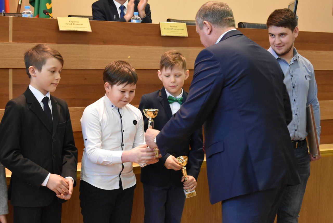 Юных хоккеистов Заинска поздравил глава района Разиф Каримов