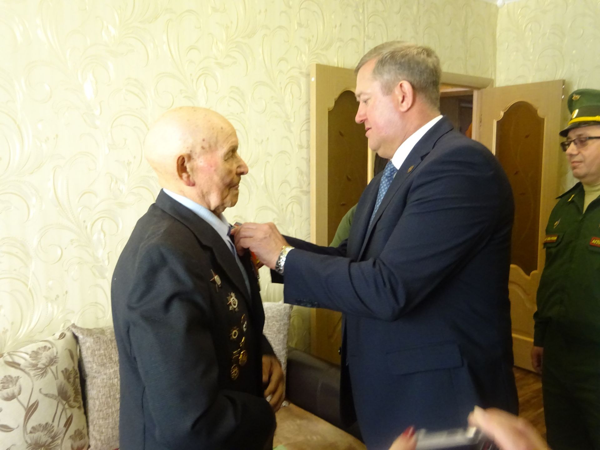 Медали «За доблестный труд» вручали заинским ветеранам Великой отечественной войны