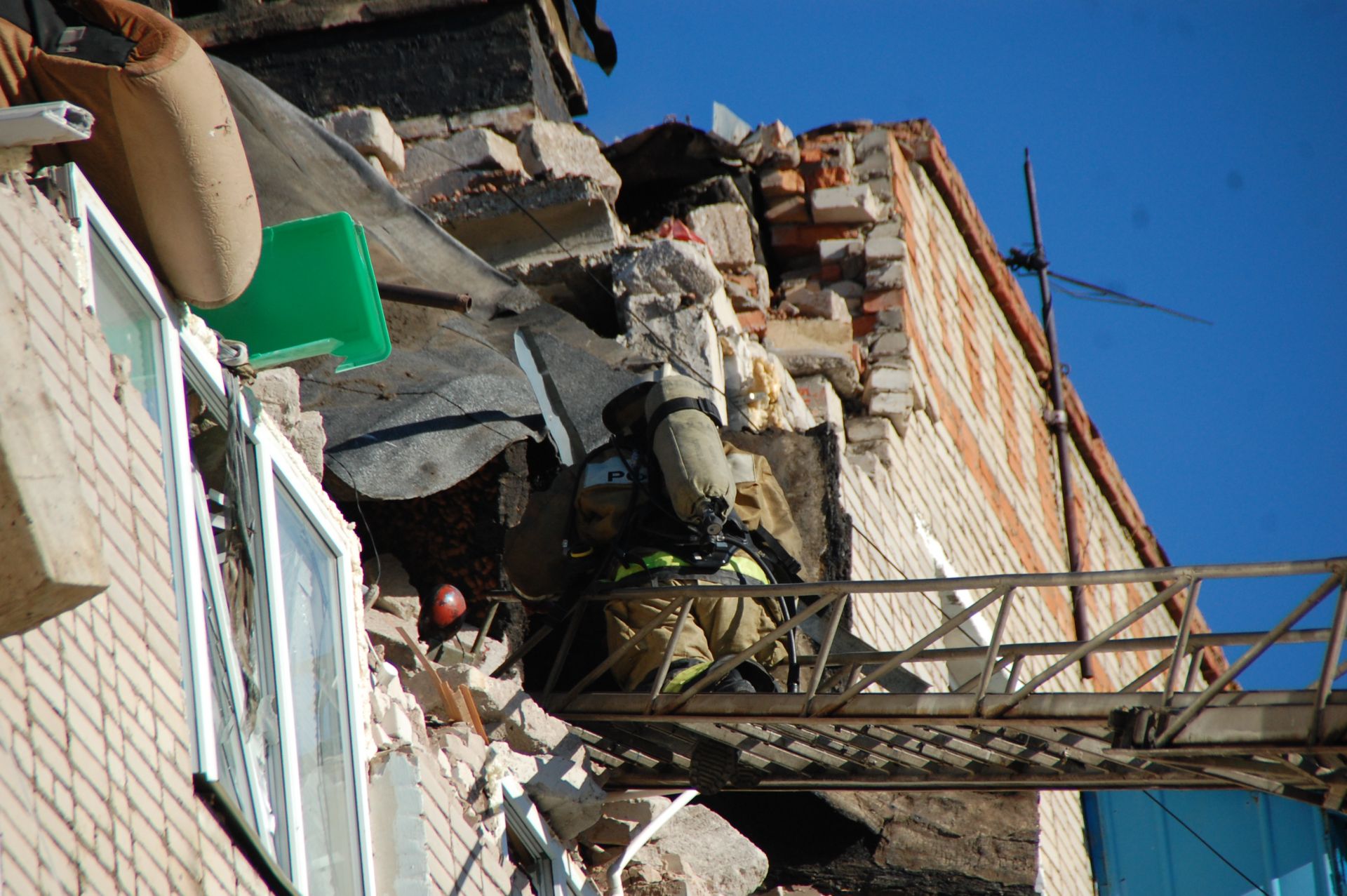 Сегодня, 22 июня, в Заинске по адресу улица Никифорова, дом 71  произошел взрыв на 5 этаже.