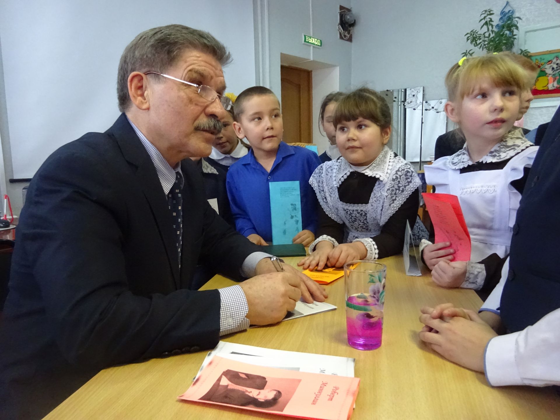 Известный поэт Роберт Миннуллин провел встречу с детьми в сельской библиотеке
