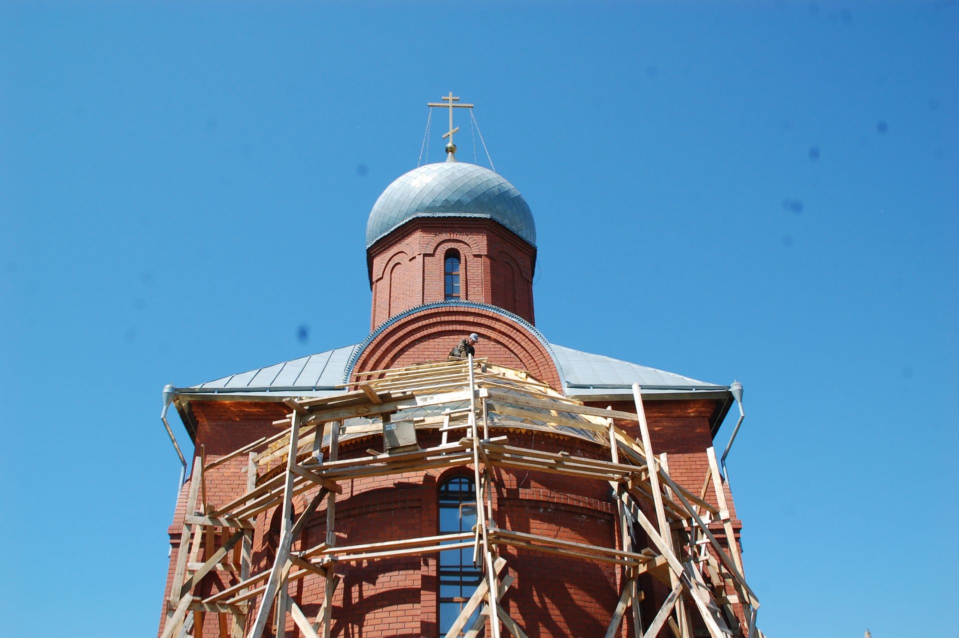 Купола Свято-Троицкого храма Заинска украсит новый крест