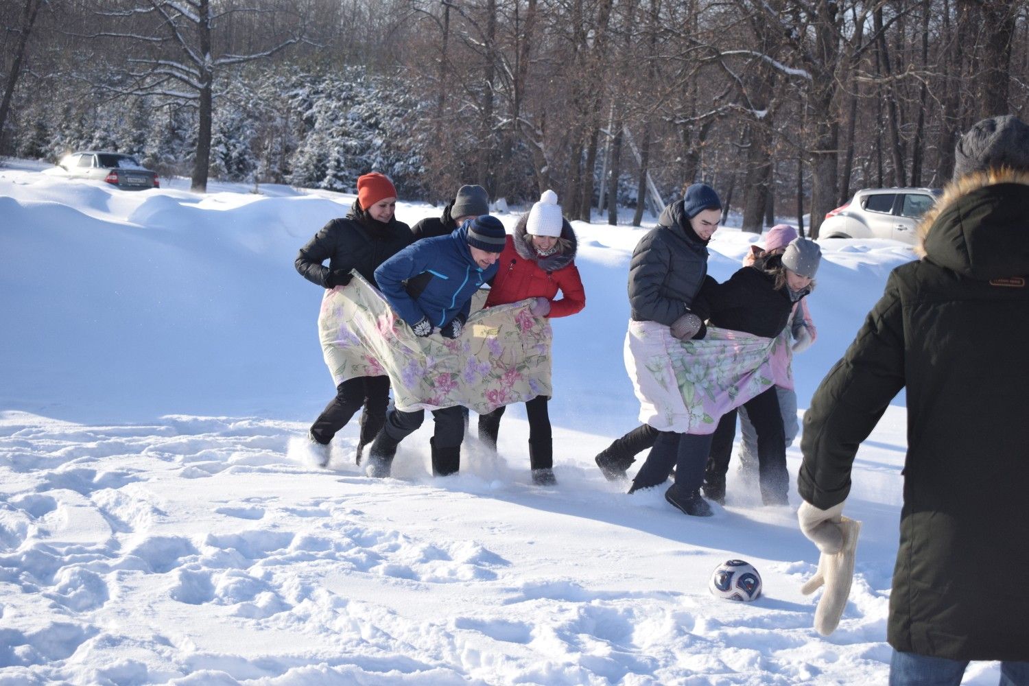 Работающая молодежь устроила зимний праздник в лесном массиве Нового города