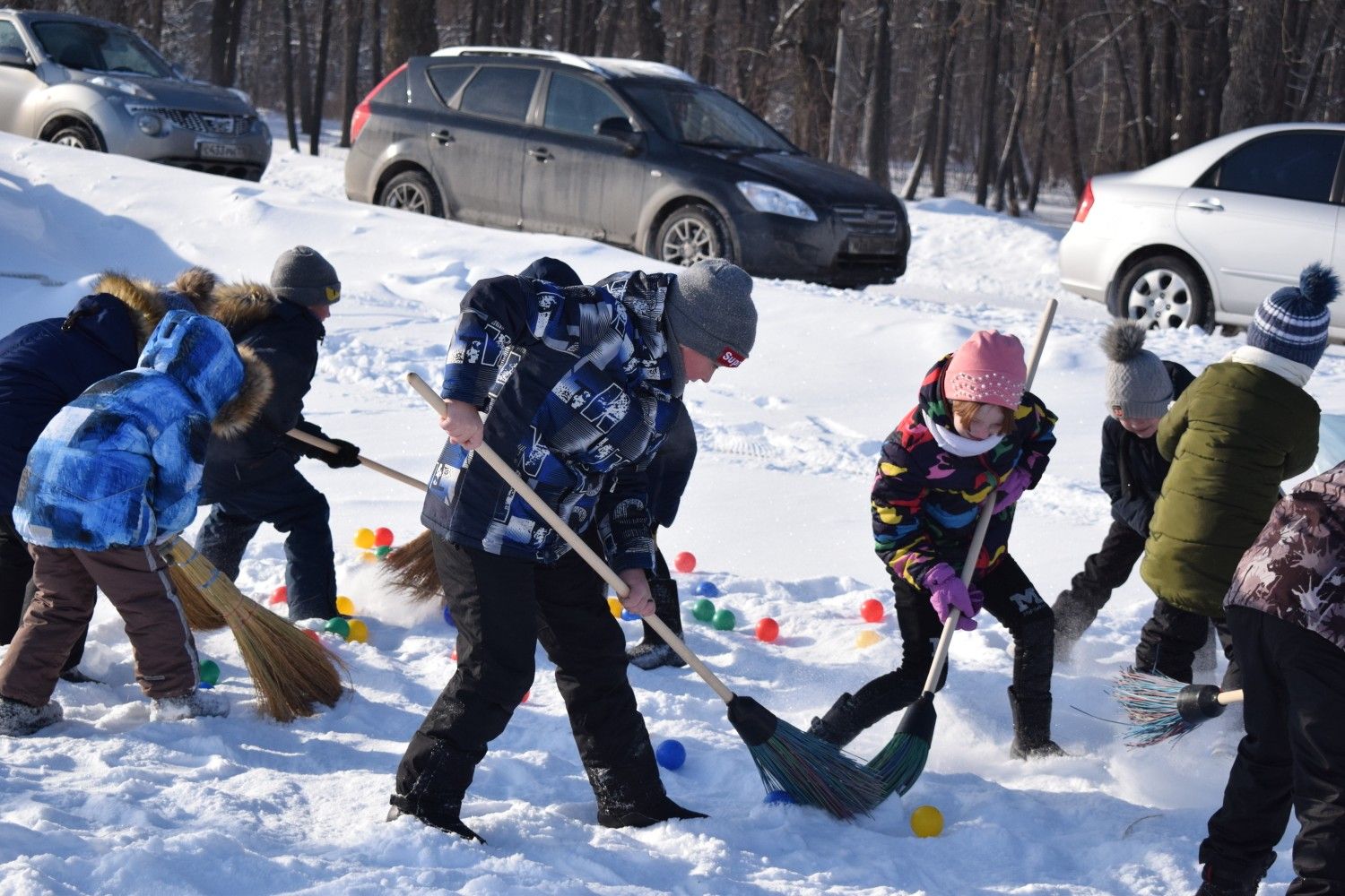 Работающая молодежь устроила зимний праздник в лесном массиве Нового города
