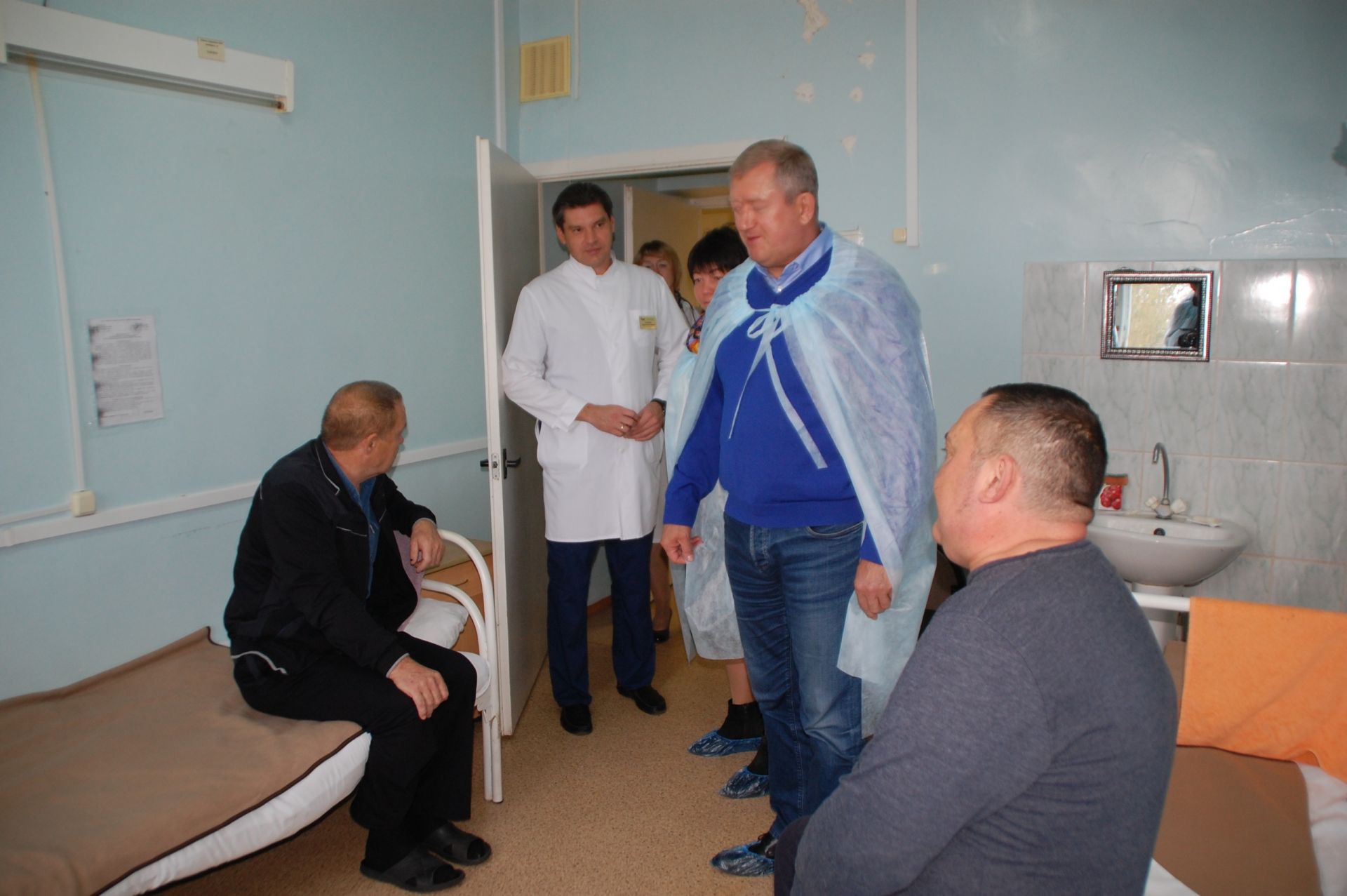 Глава Заинского района поздравил пожилых, которые находятся на лечении в Заинской ЦРБ