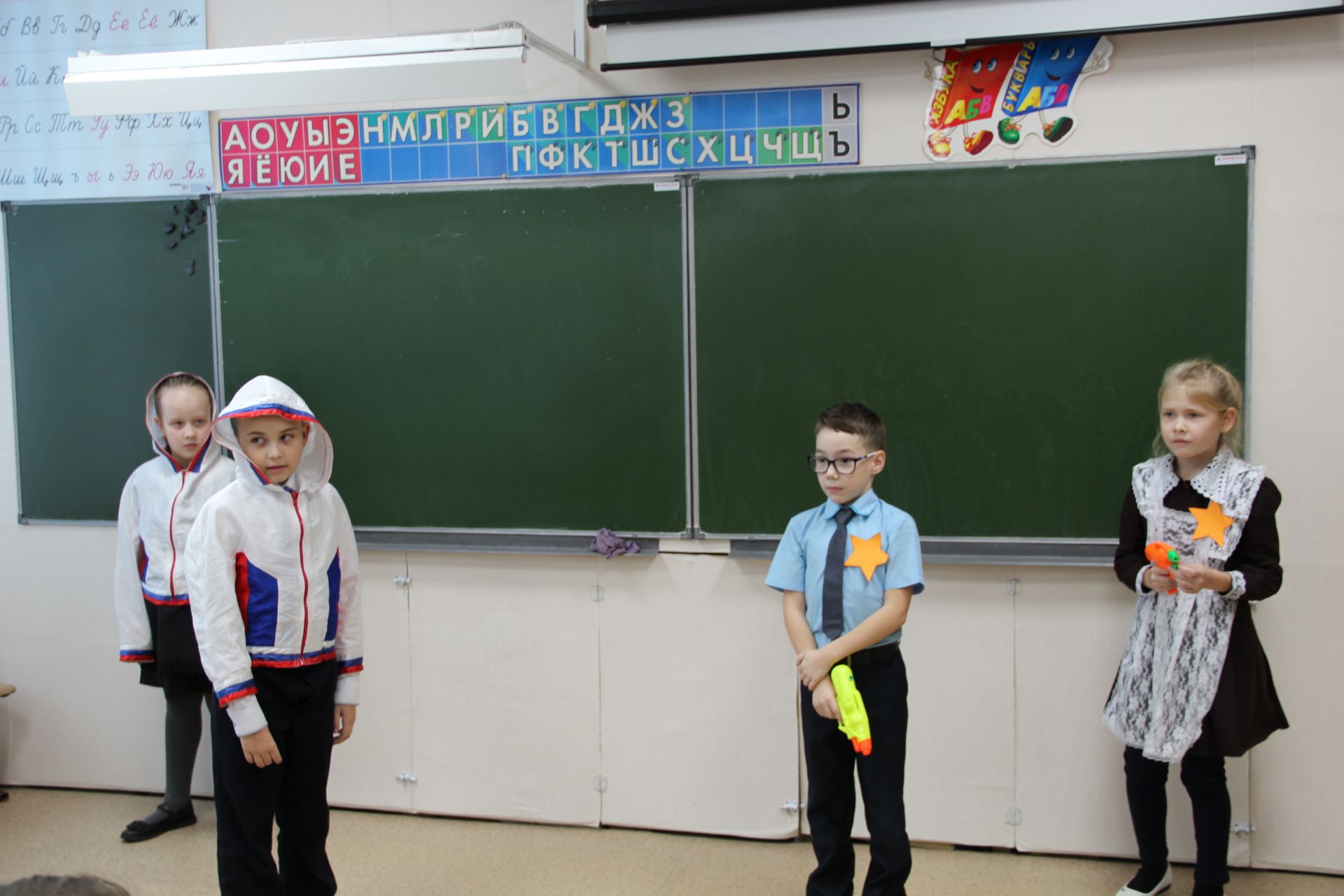 Дети из заинской школы делают телесюжеты, ставят спектакли, учатся разговорному английскому языку
