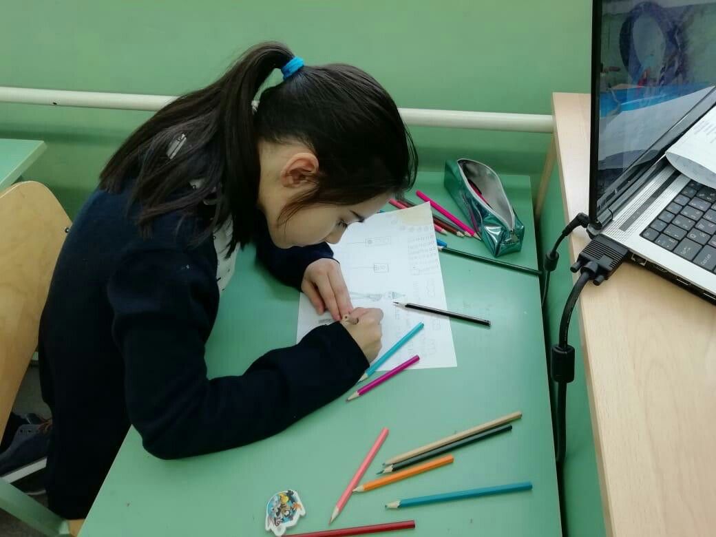 В Заинске ученики младших классов удивили своими рисунками начальника отделения ГИБДД
