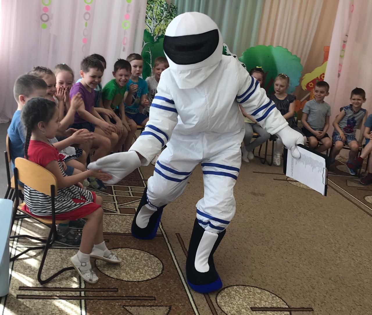 Заинские волонтеры провели «космическую» вечеринку для малышей&nbsp;