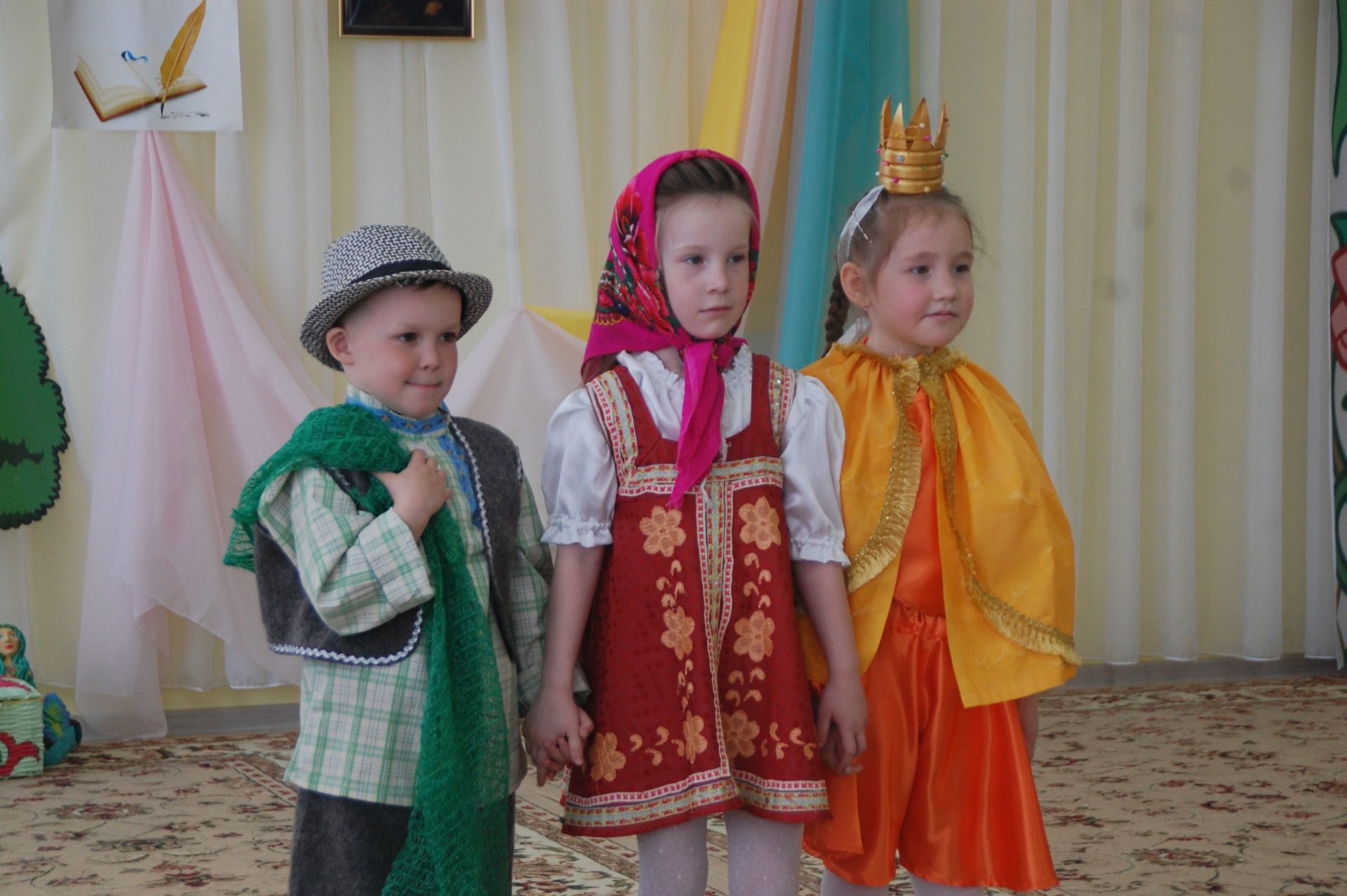 В заинском детсаду дети показали отрывки из сказок Пушкина и станцевали на балу