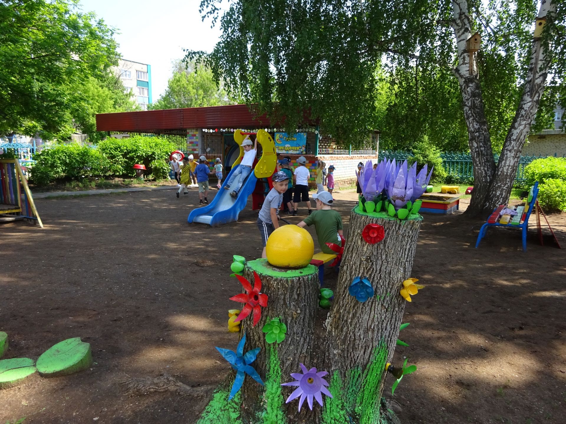 Украшение площадки в детском саду летом