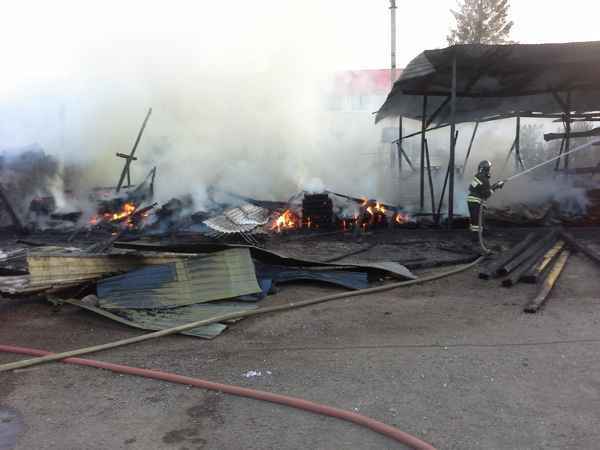 В Заинске произошел пожар на складе готовой продукции