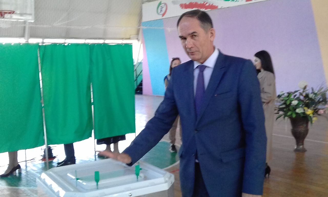 На избирательном участке в Новом городе проголосовали заместитель главы и руководитель исполкома Заинского района