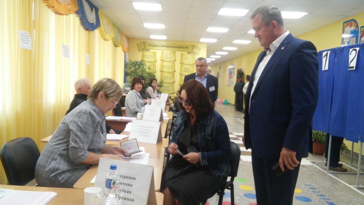 Глава Заинского района проголосовал на городском избирательном участке