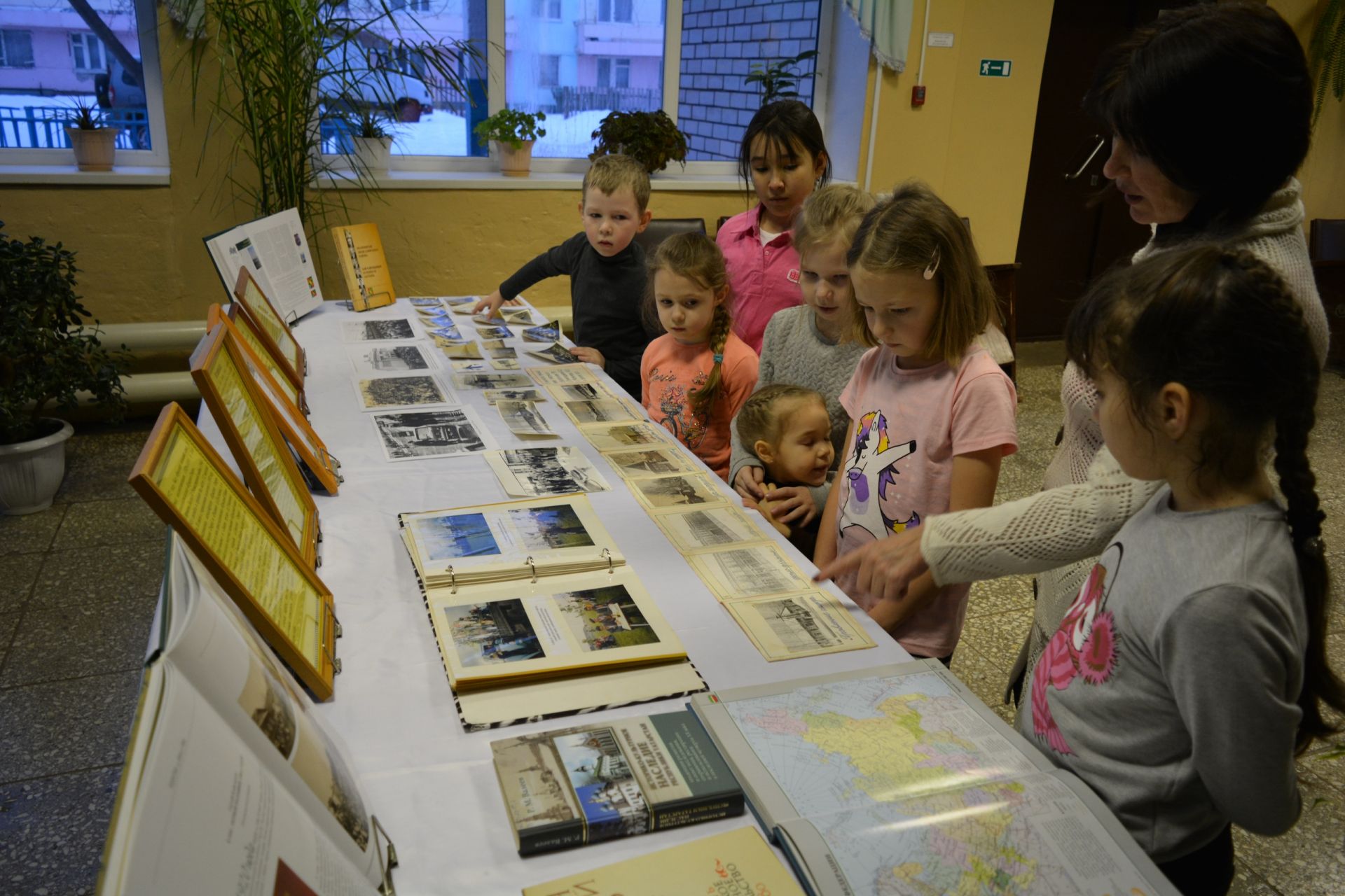 На фотовыставке в заинском селе дети увидели фото своих прадедов и прабабушек
