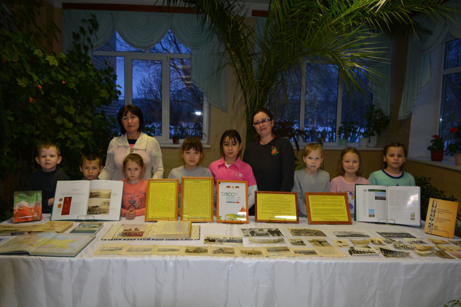 На фотовыставке в заинском селе дети увидели фото своих прадедов и прабабушек