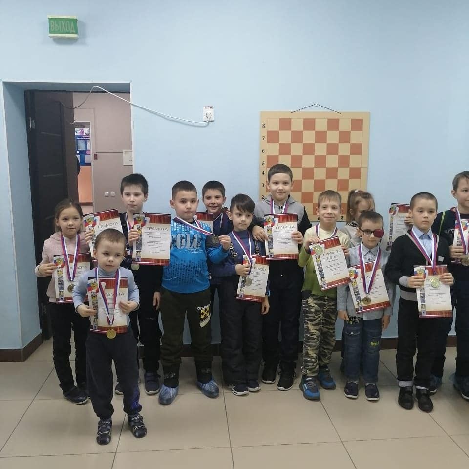 Взрослые и юные заинцы отметили Рождество шахматным турниром