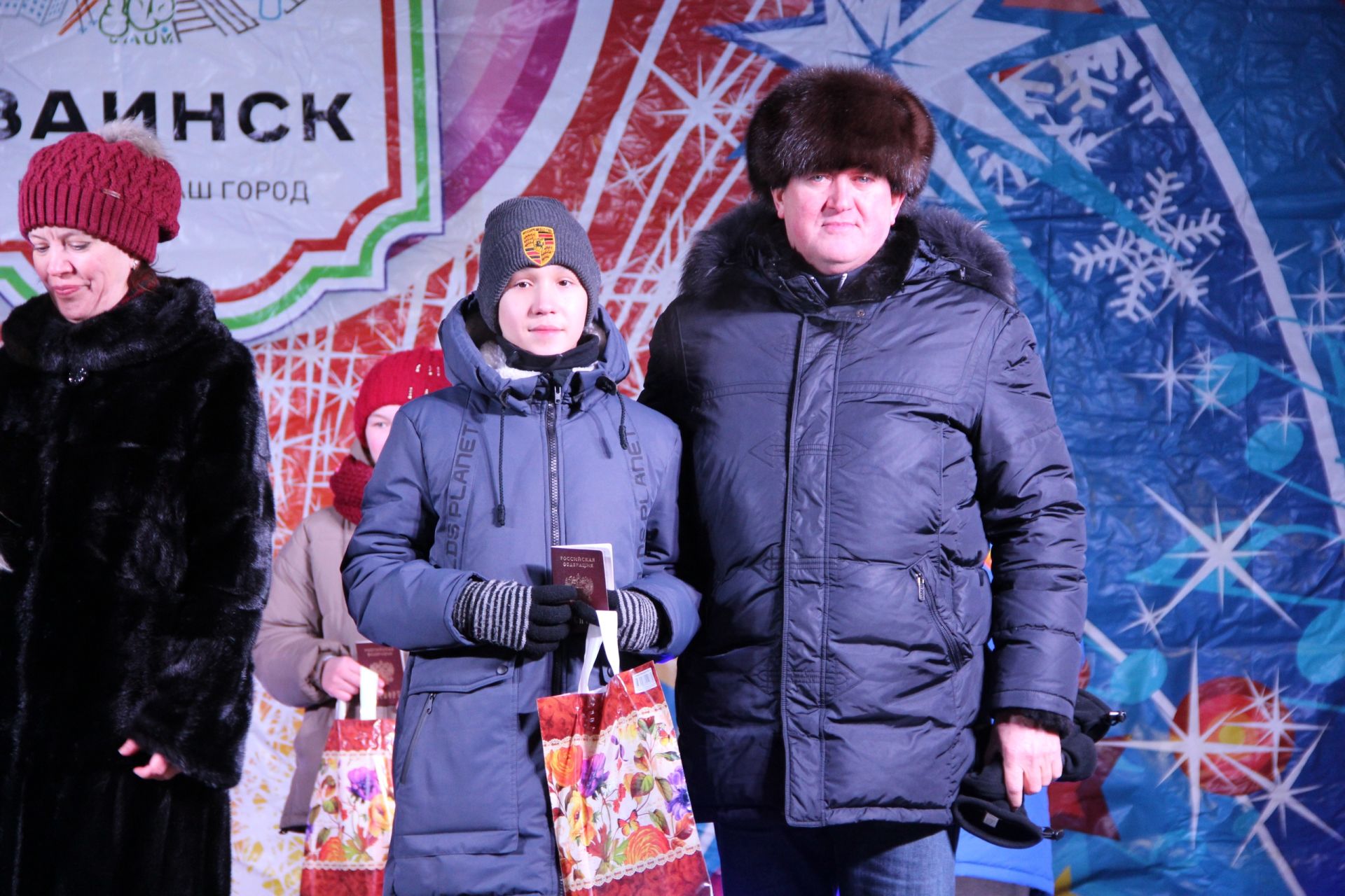 Двенадцати юным заинцам вручили паспорта в День Конституции России