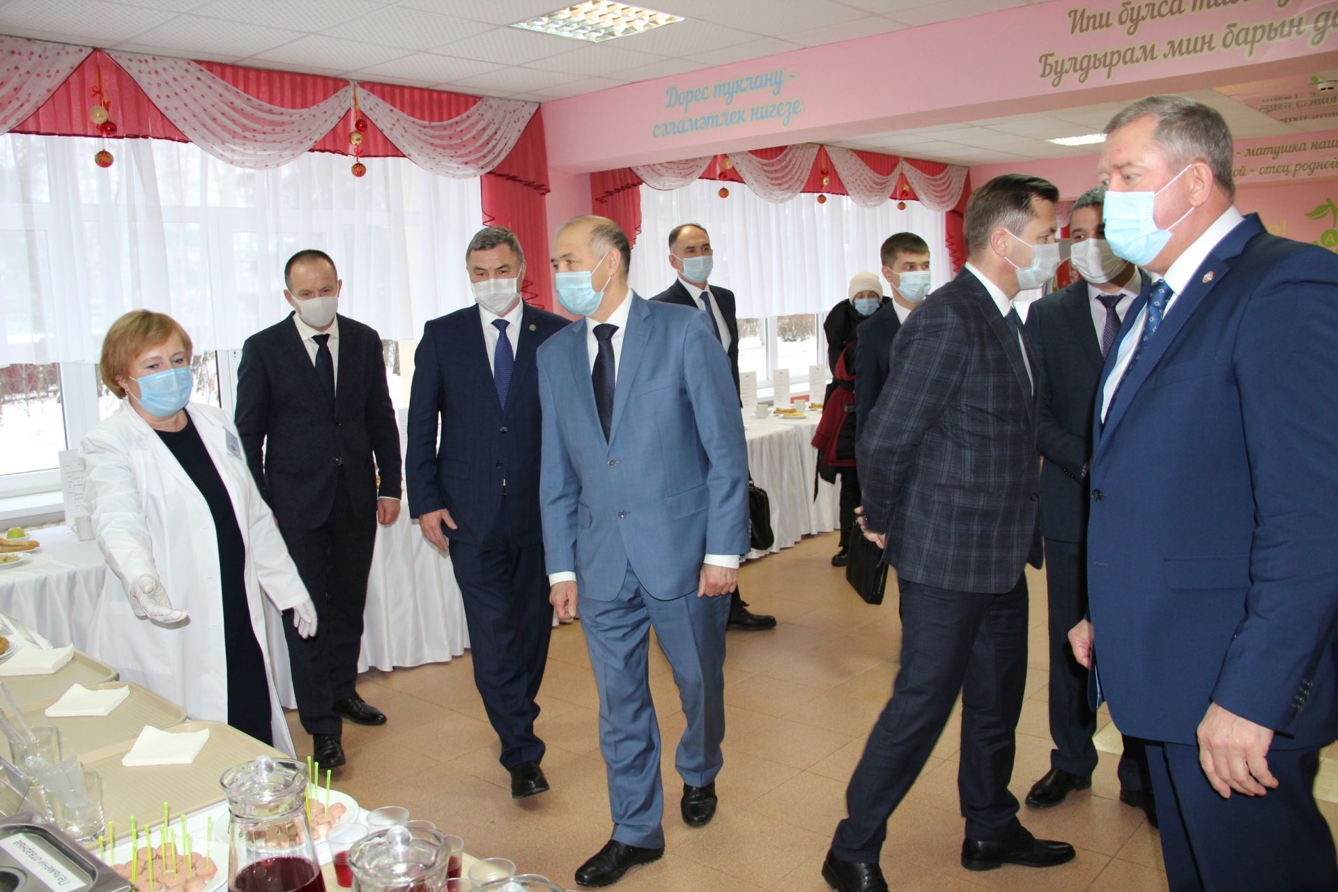 Казанские гости заинтересовались питанием и обучением школьников в Заинске