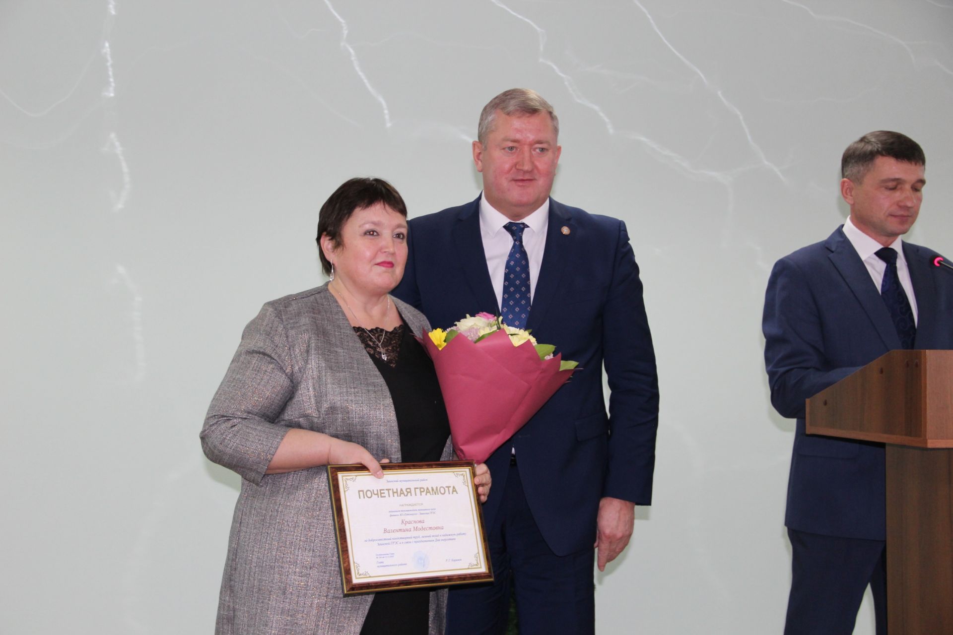 Глава района Разиф Каримов поздравил заинцев с Днем энергетика