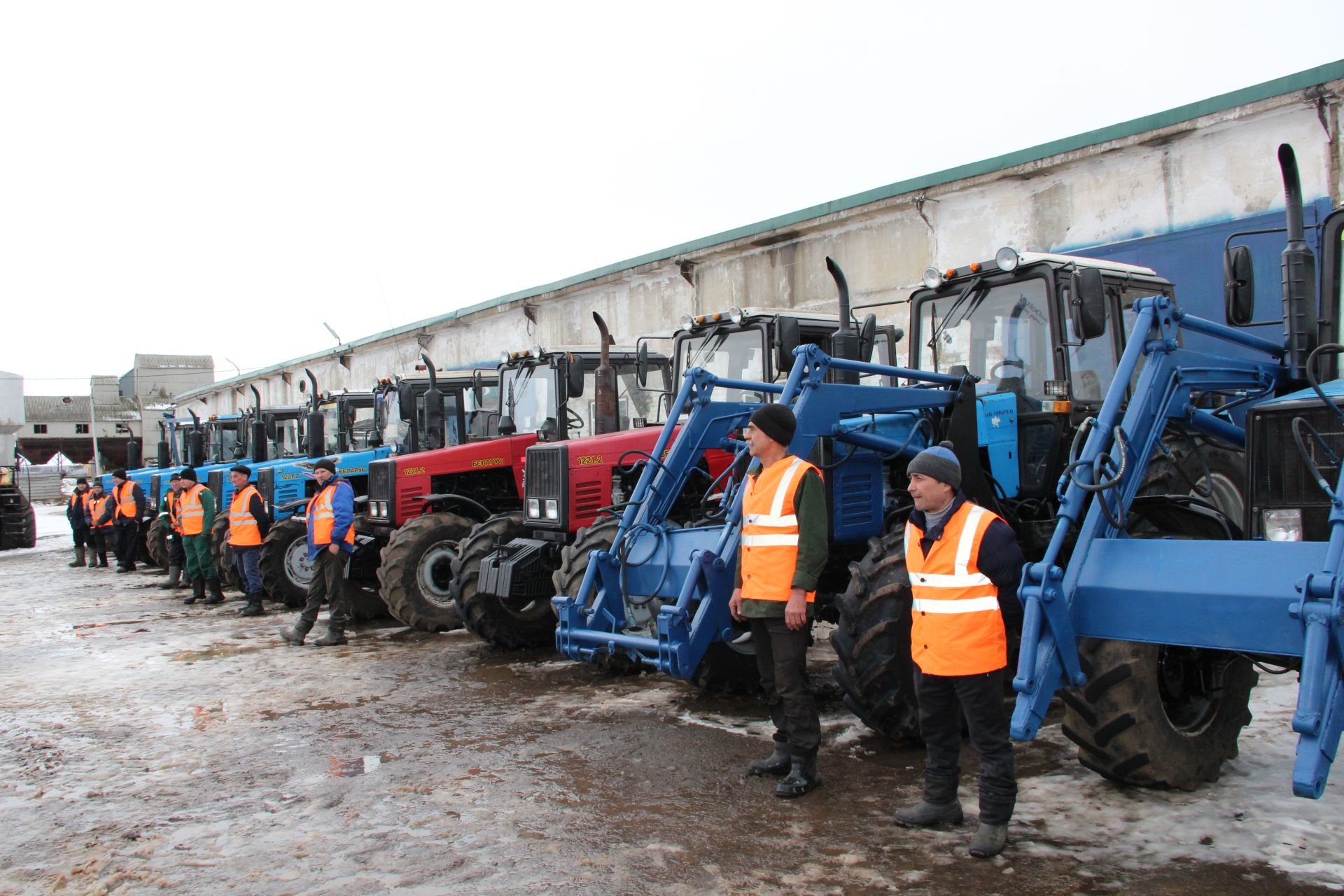 Специалисты заинских агрофирм проверили готовность сельскохозяйственной техники к весенне-полевым работам