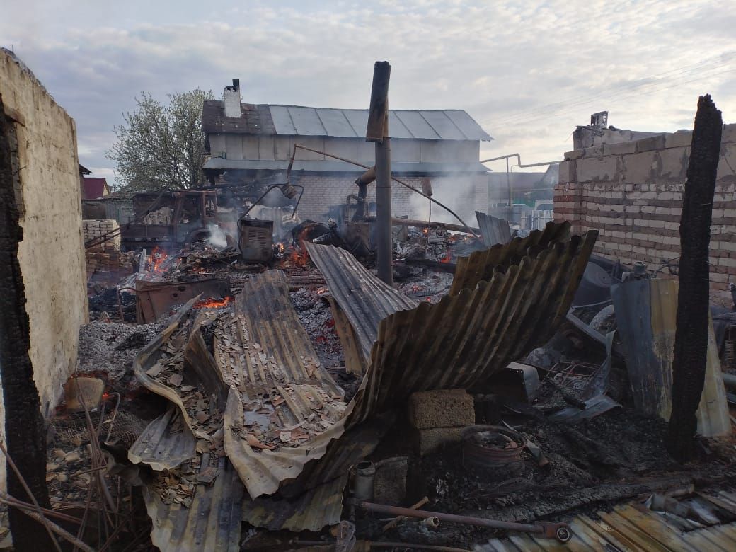 В результате пожара в Заинском районе пострадало сразу несколько домовладений