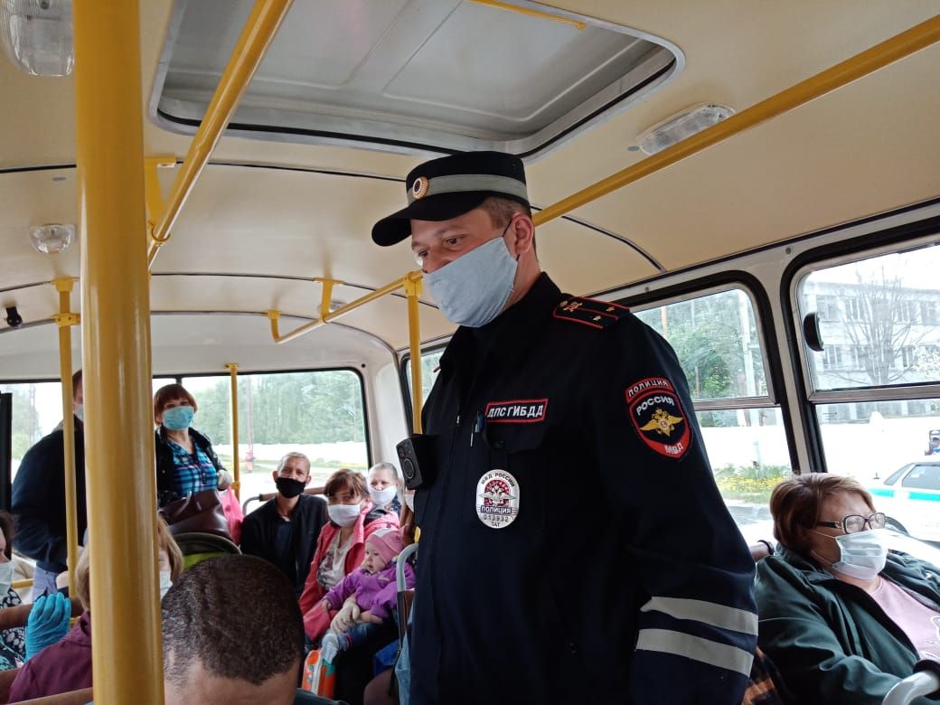 Госавтоинспекторы Заинска проверили пассажиров автобусов