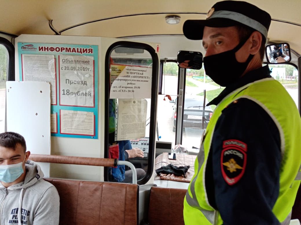 Госавтоинспекторы Заинска проверили пассажиров автобусов