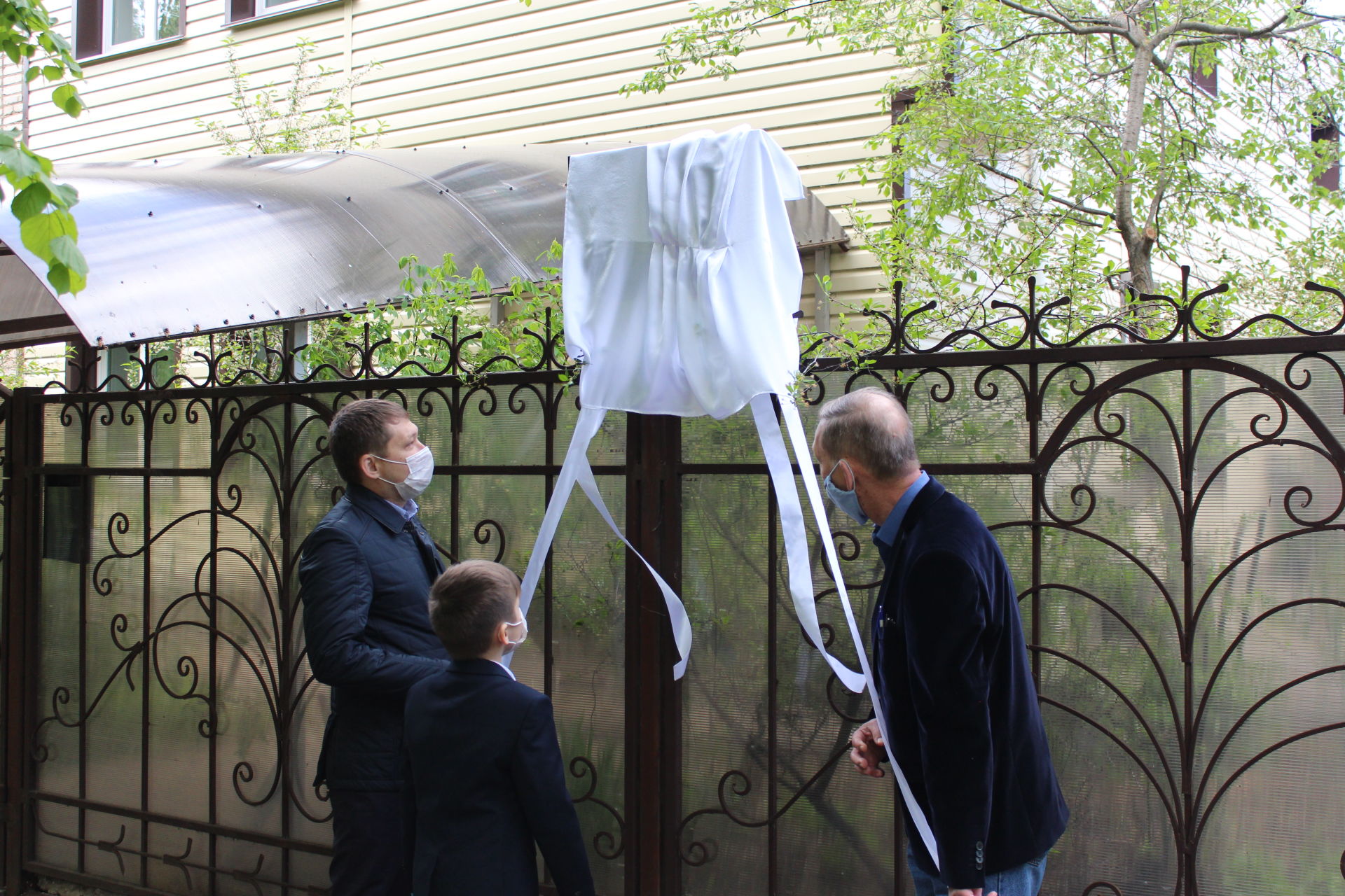 На доме, где жил почетный энергетик Заинской ГРЭС, установили мемориальную доску