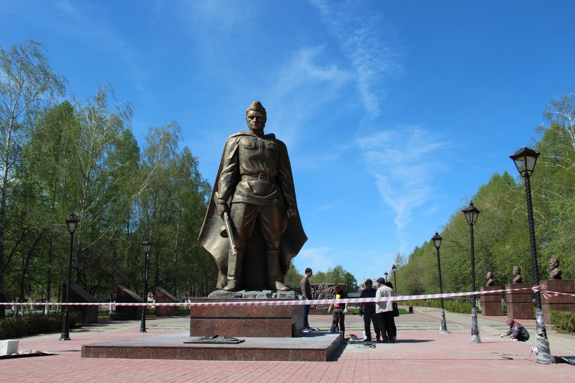 В Заинске установили новый памятник Воину-освободителю