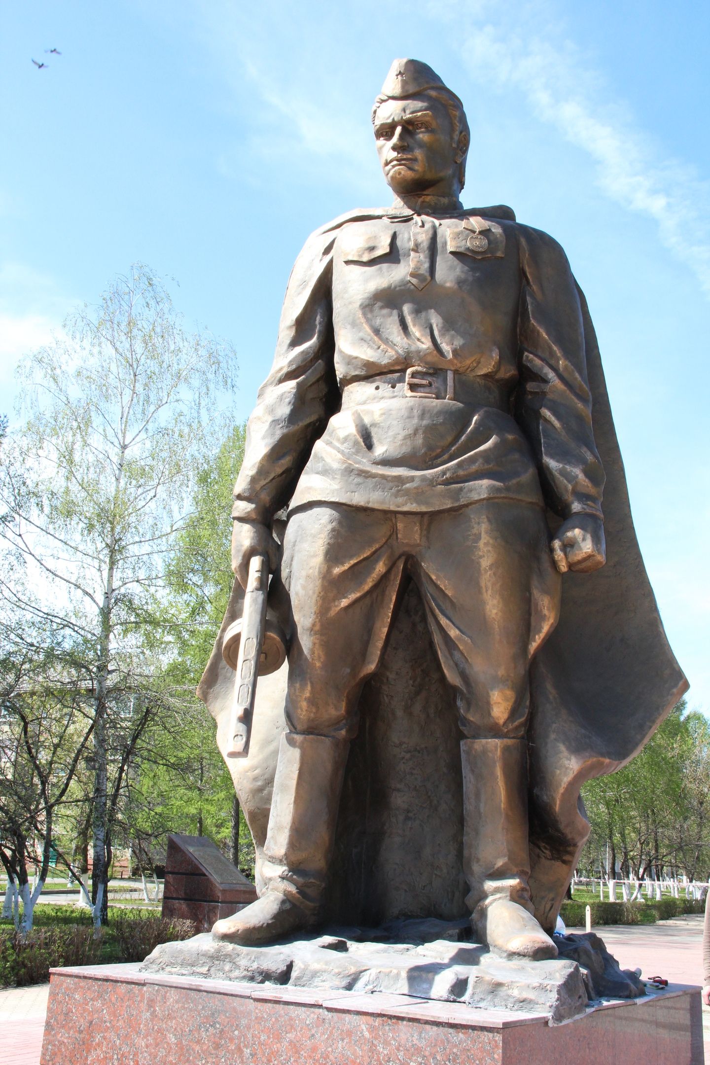 В Заинске установили новый памятник Воину-освободителю