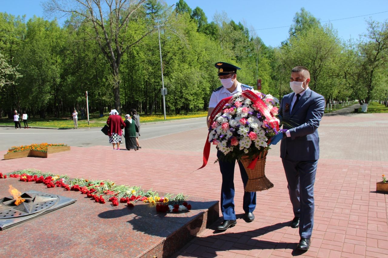 Глава Заинского района возложил цветы в День Победы